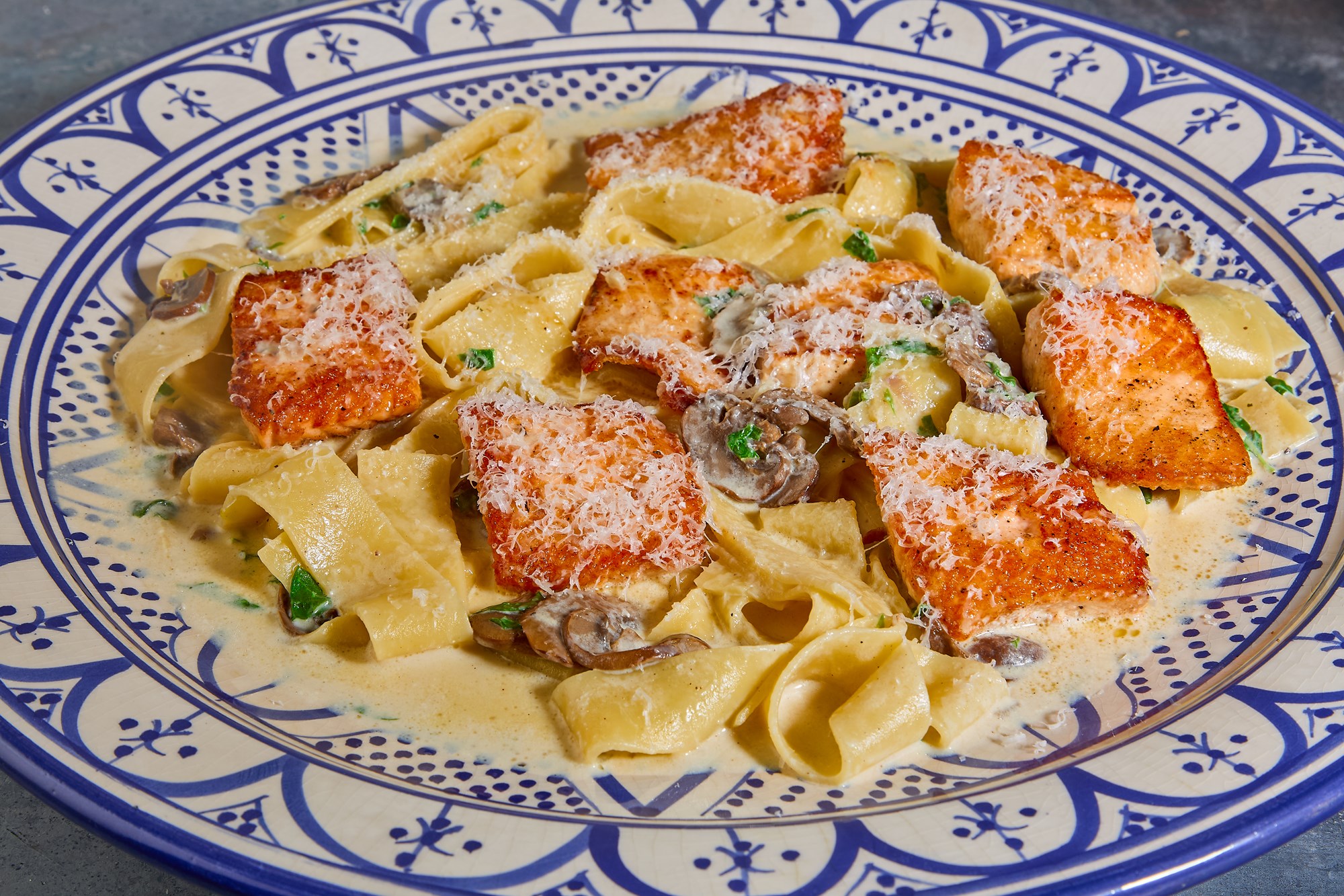 Laks med cremet svampesauce og pappardelle