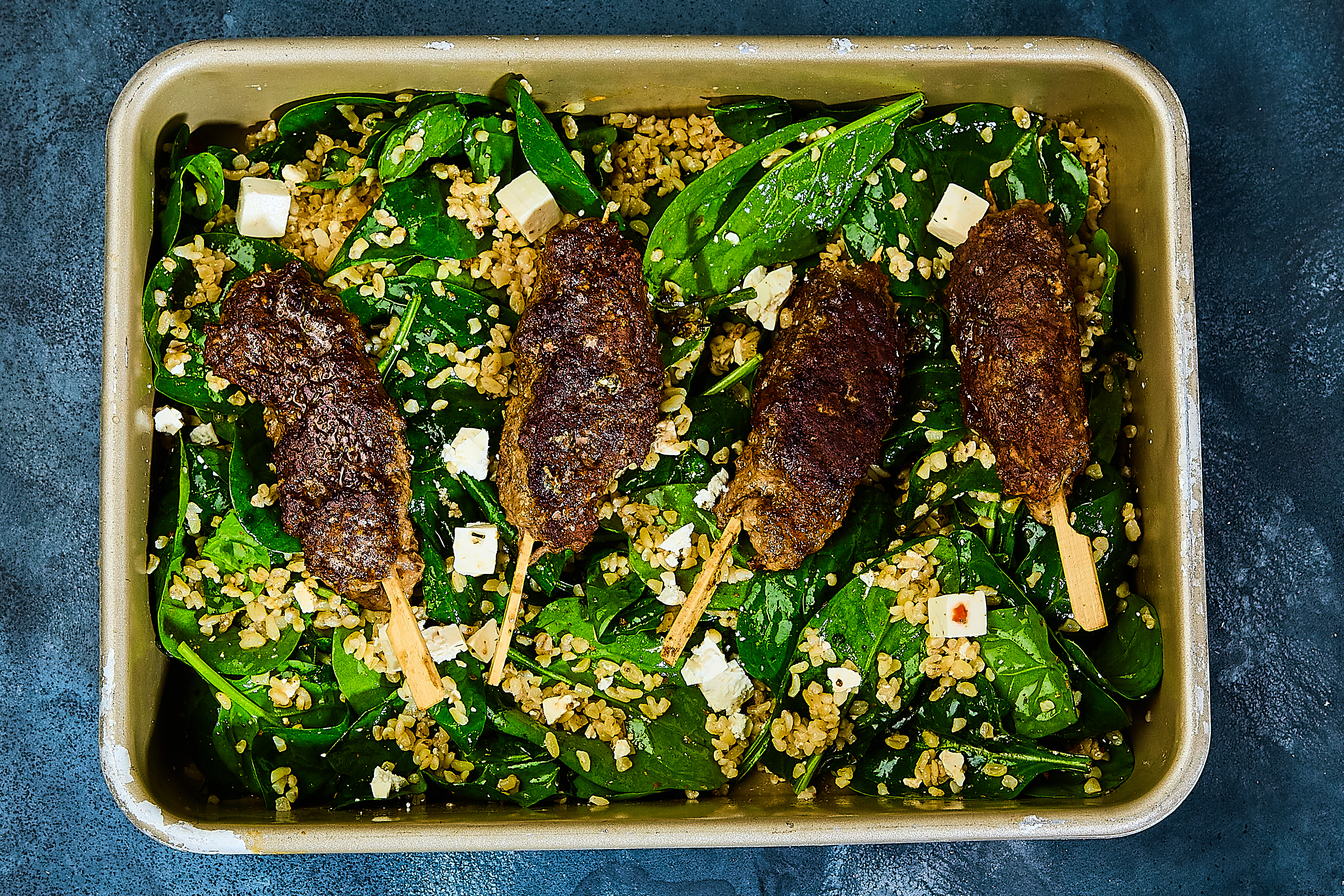 Kofta med bulgursalat med kota og spinat