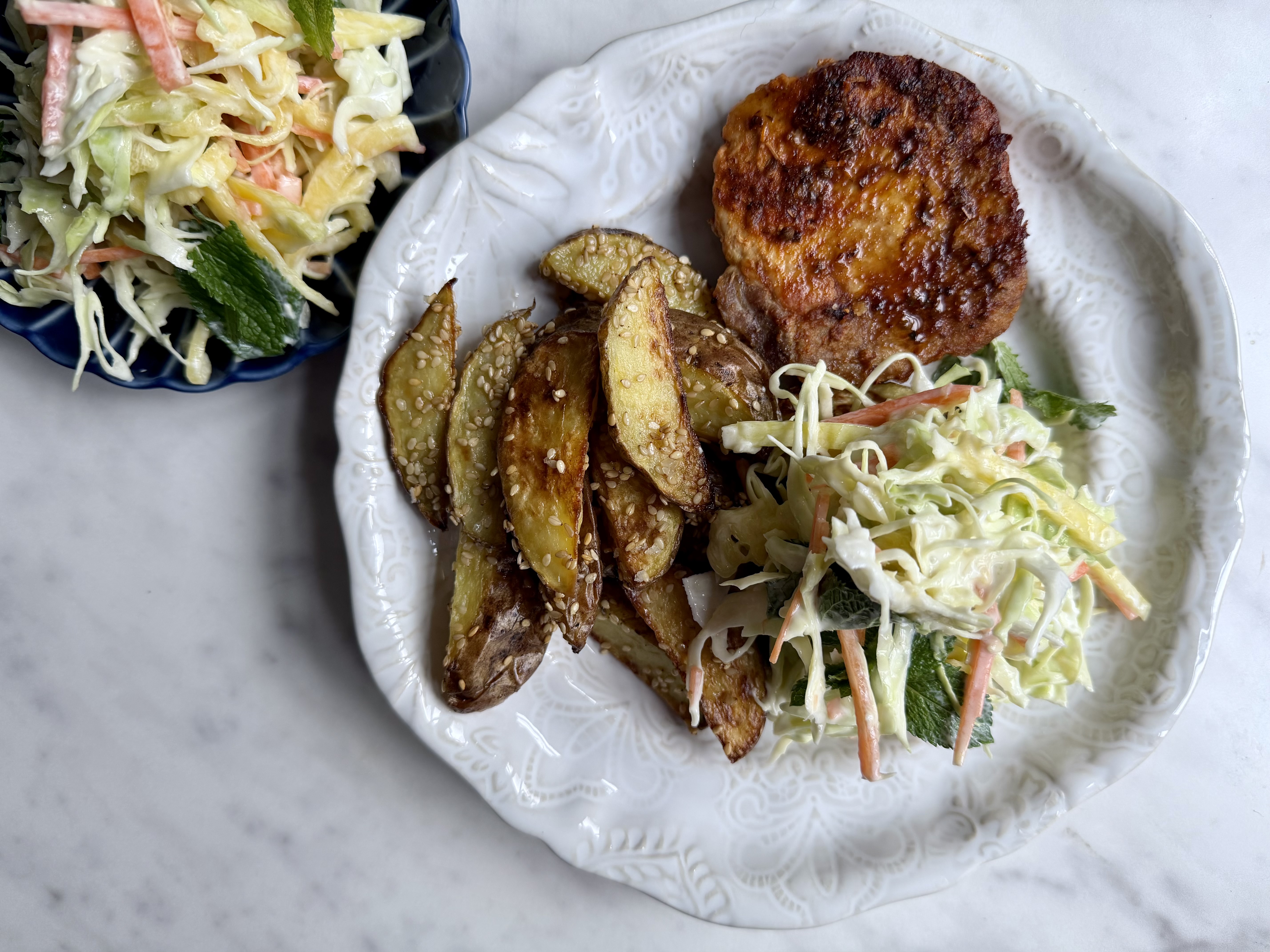 BBQ koteletter med mangoslaw og sesamkartofler