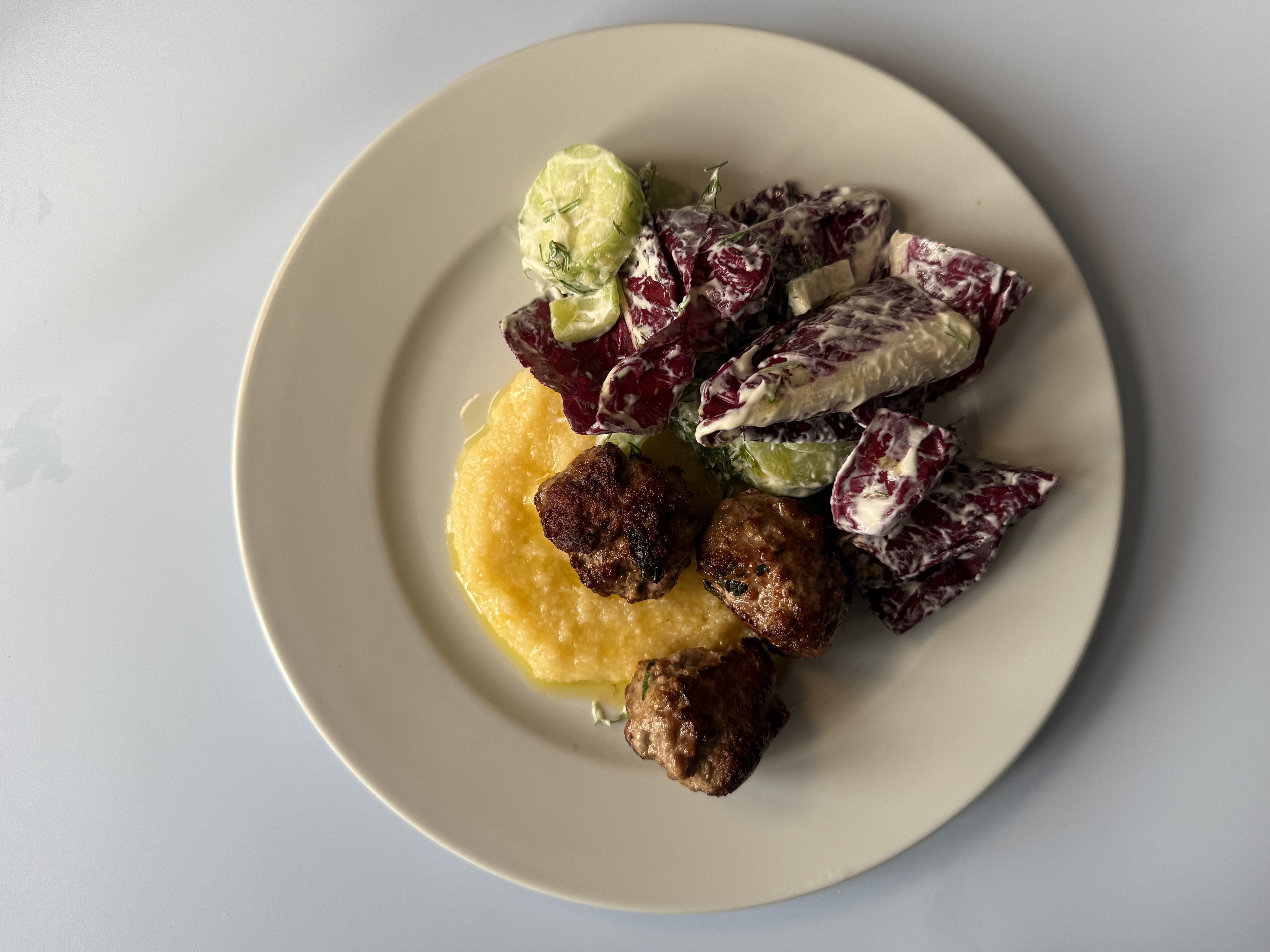 Kødboller, polenta og radicchiosalat med agurk