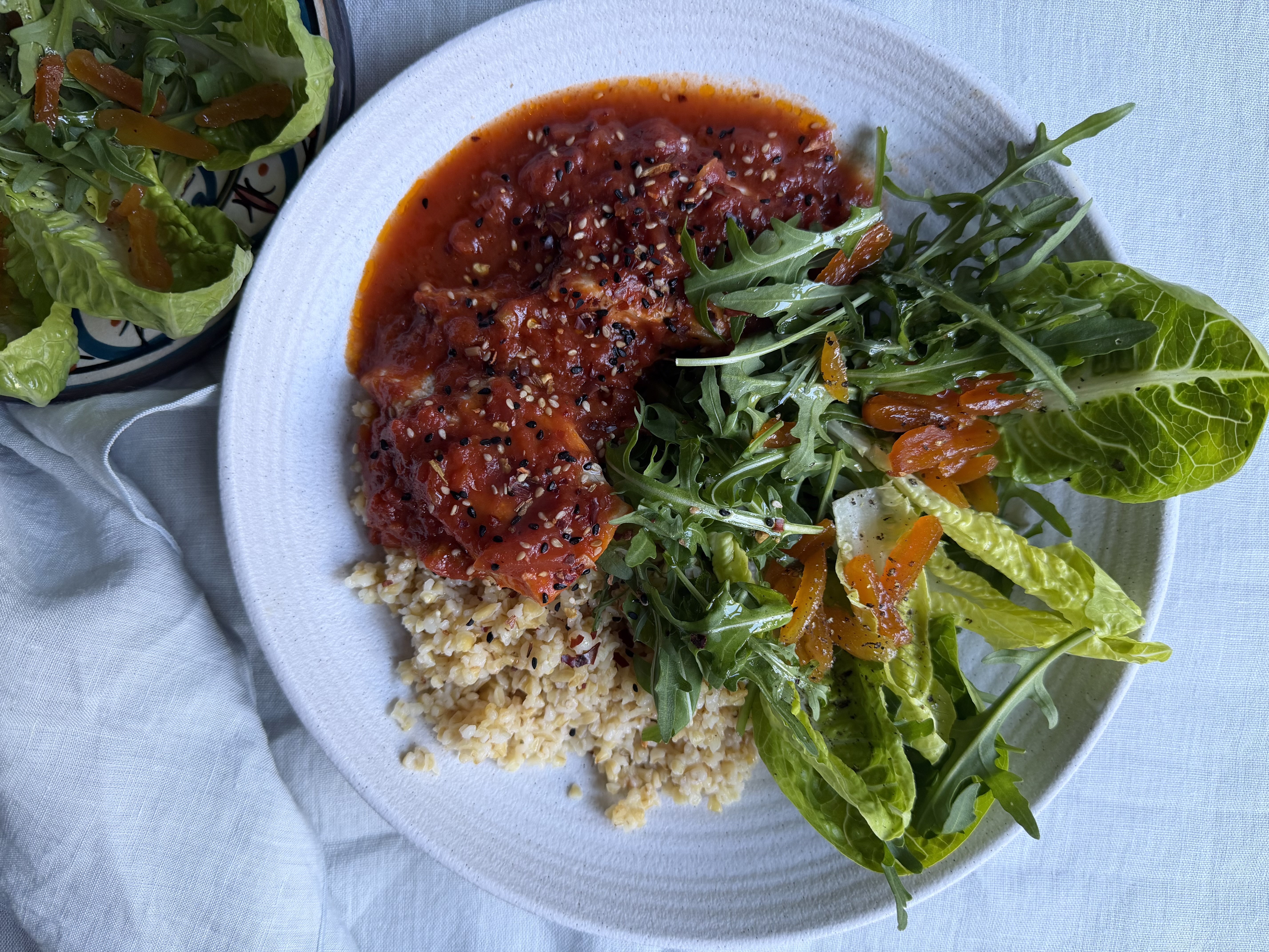 Kulmule/lange i tomatsauce med bulgur og salat med abrikos
