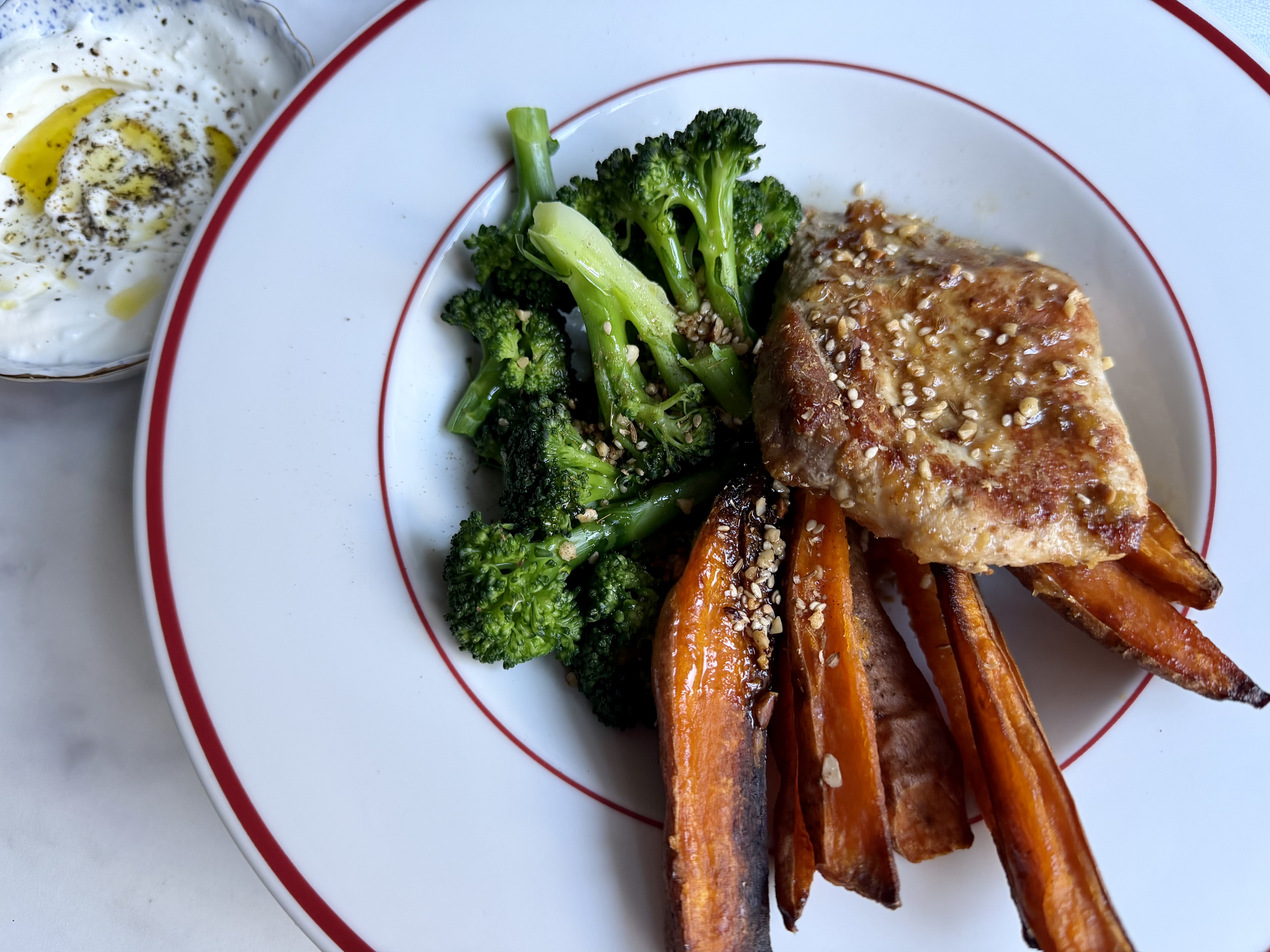 Koteletter med ingefær, bagte søde kartofler og broccoli med dukkah