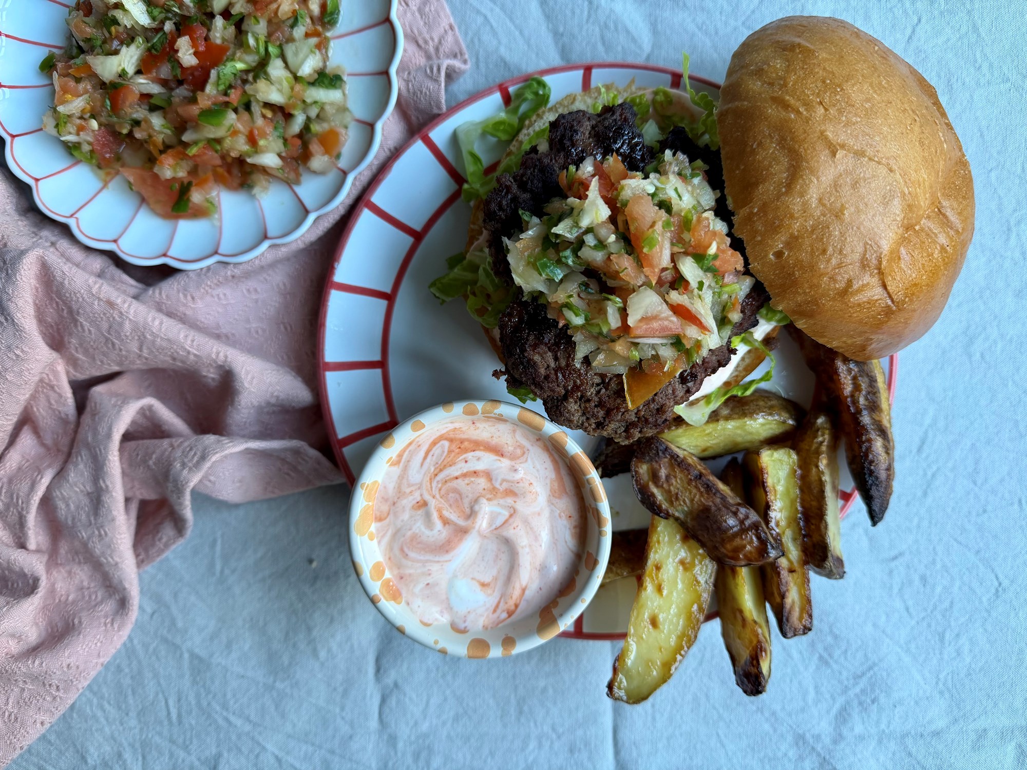 Burger med ovnkartofler, nem tomatsalsa og chili crema