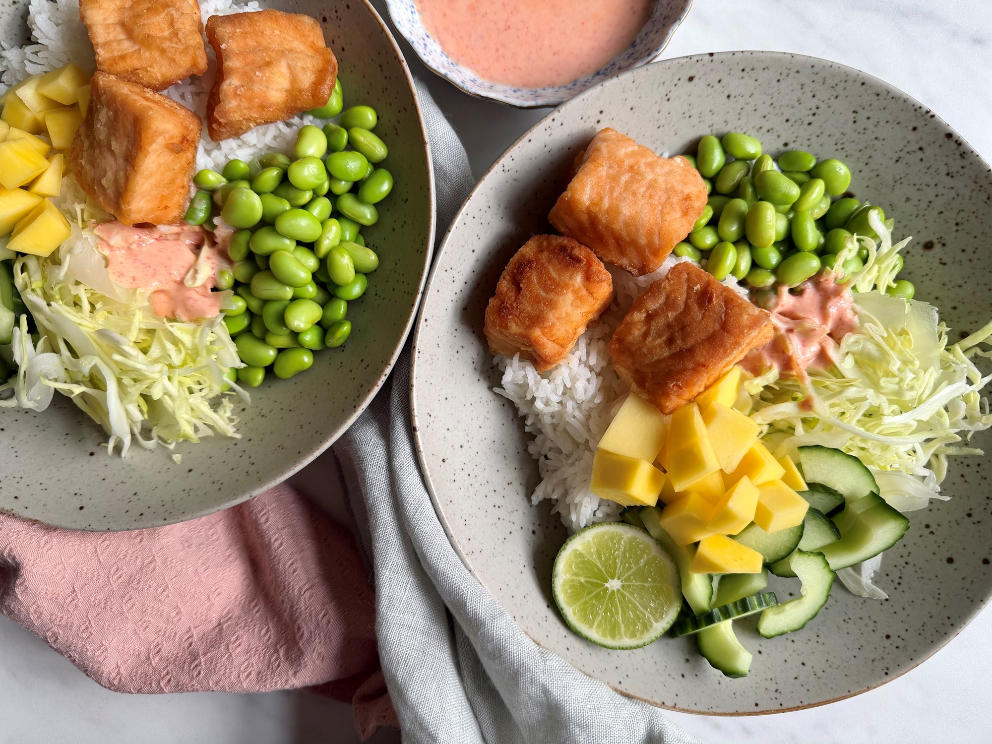 laksebowl med mukimame, chilicreme, mango og sprøde grøntsager