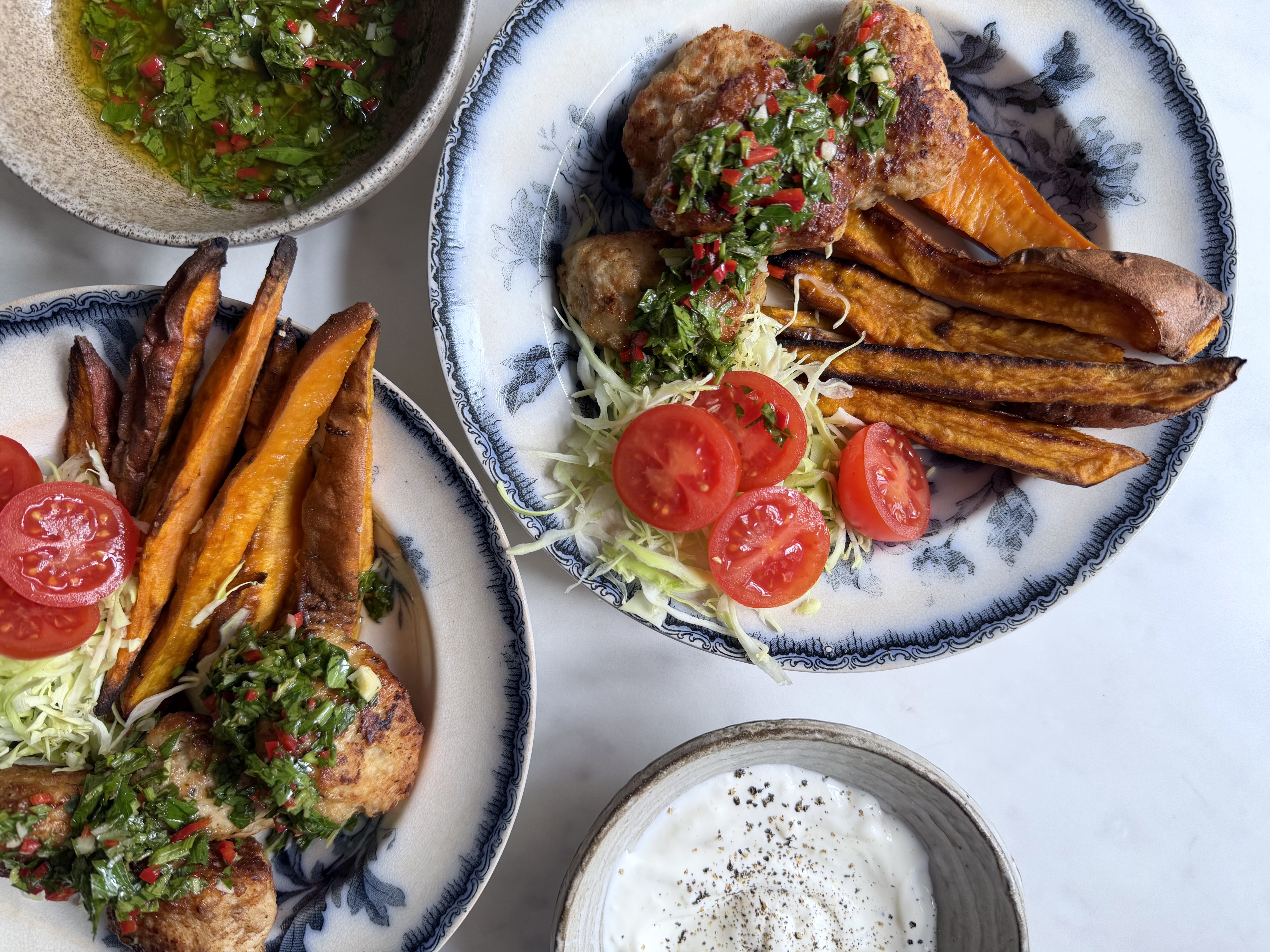 Kødboller med chimichurri, søde kartofler og sprød kål
