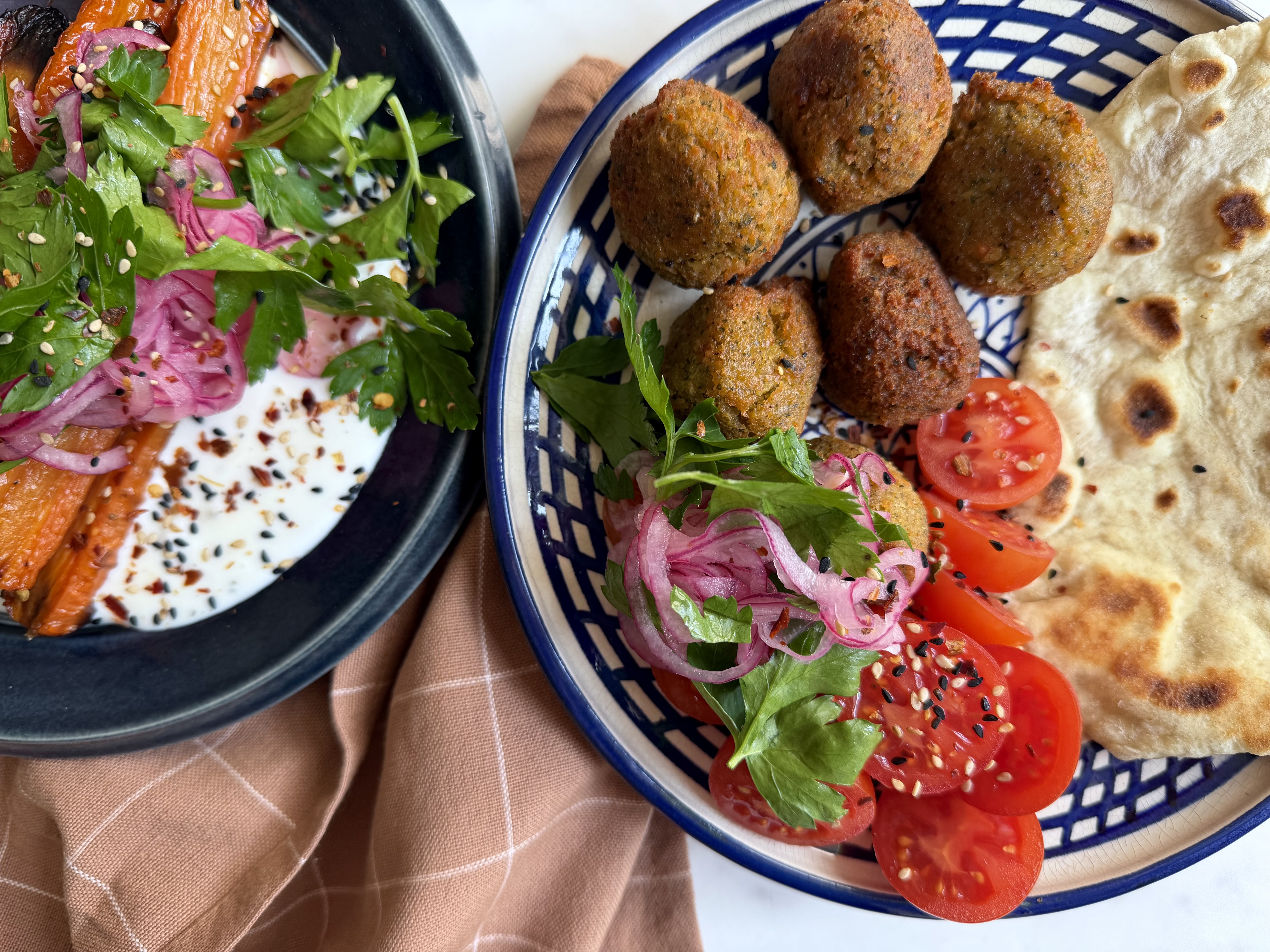 falafler med bagte gulerødder, spicy løgsalat og lune fladbrød