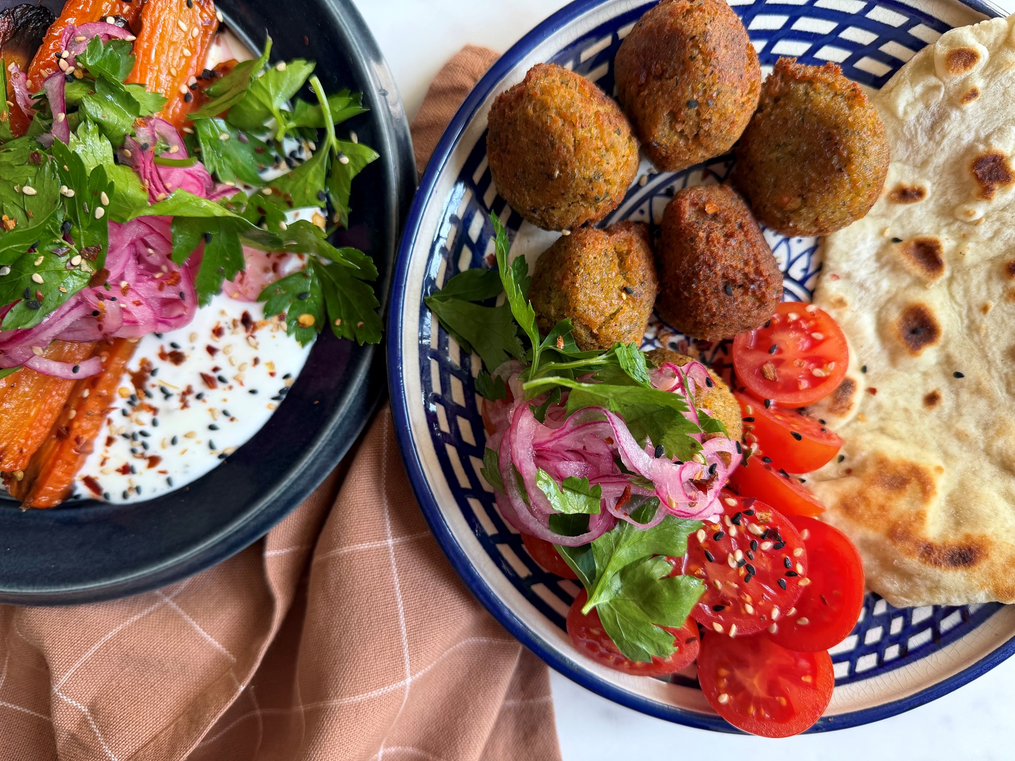 falafler med bagte gulerødder, spicy løgsalat og lune fladbrød