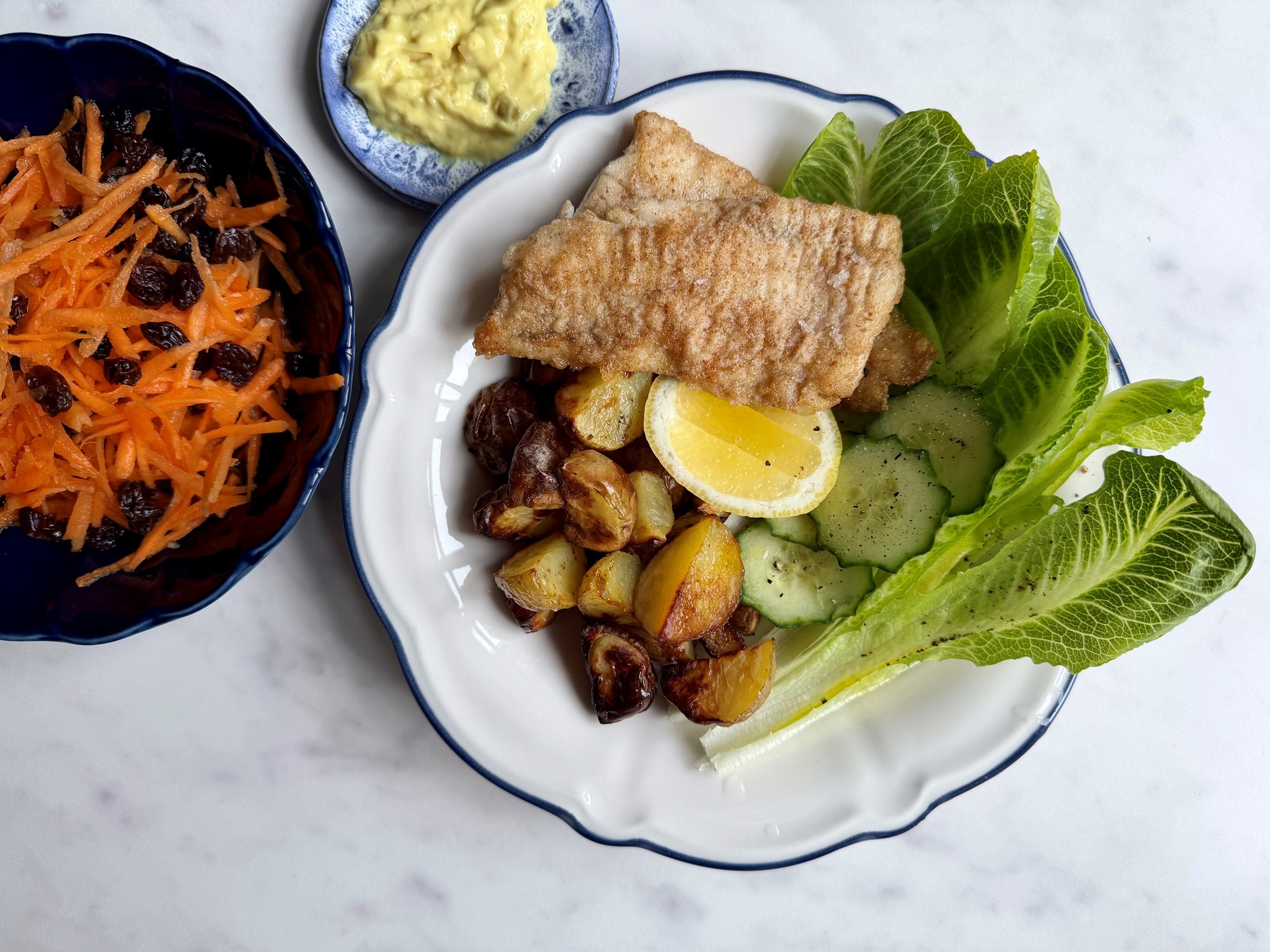 Fiskefilet af kuller med remoulade, sprød salat og råkost