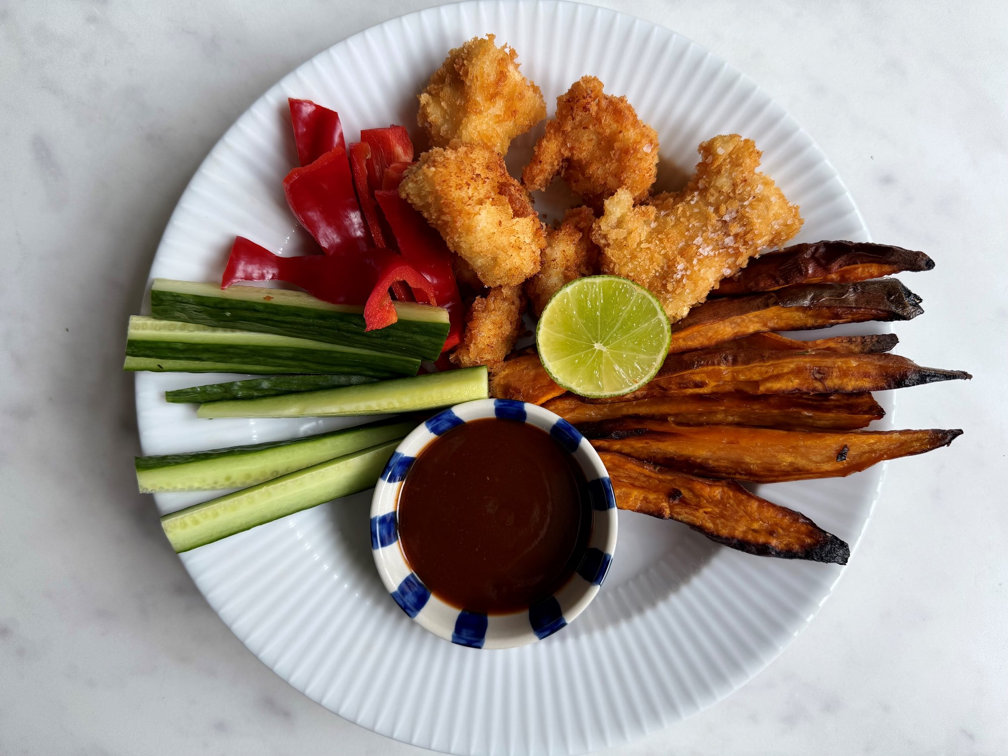 Kyllingenuggets med søde kartofler og BBQ sauce