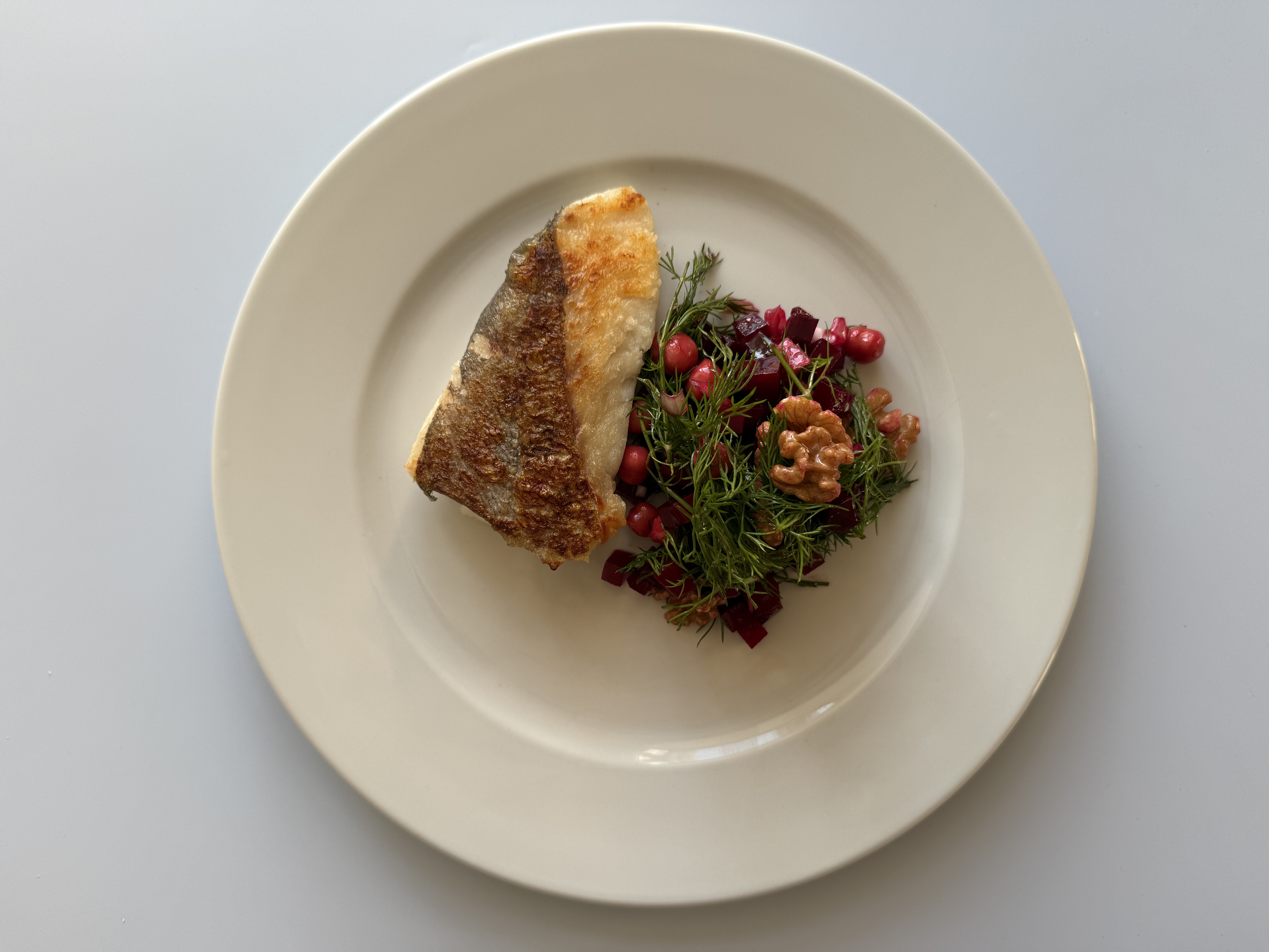 Stegt hvillingefilet med rødbedesalat