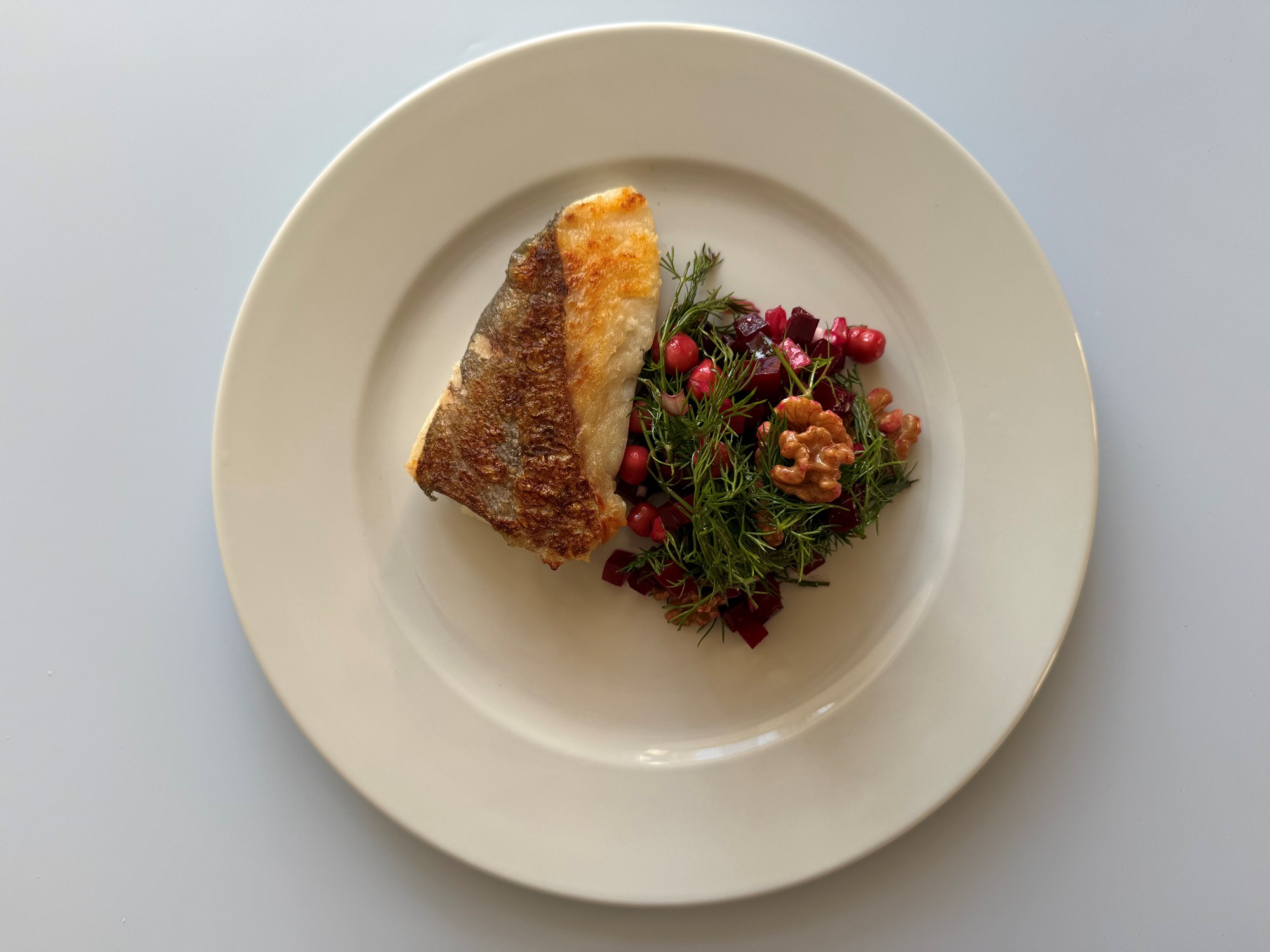 Stegt hvillingefilet med rødbedesalat