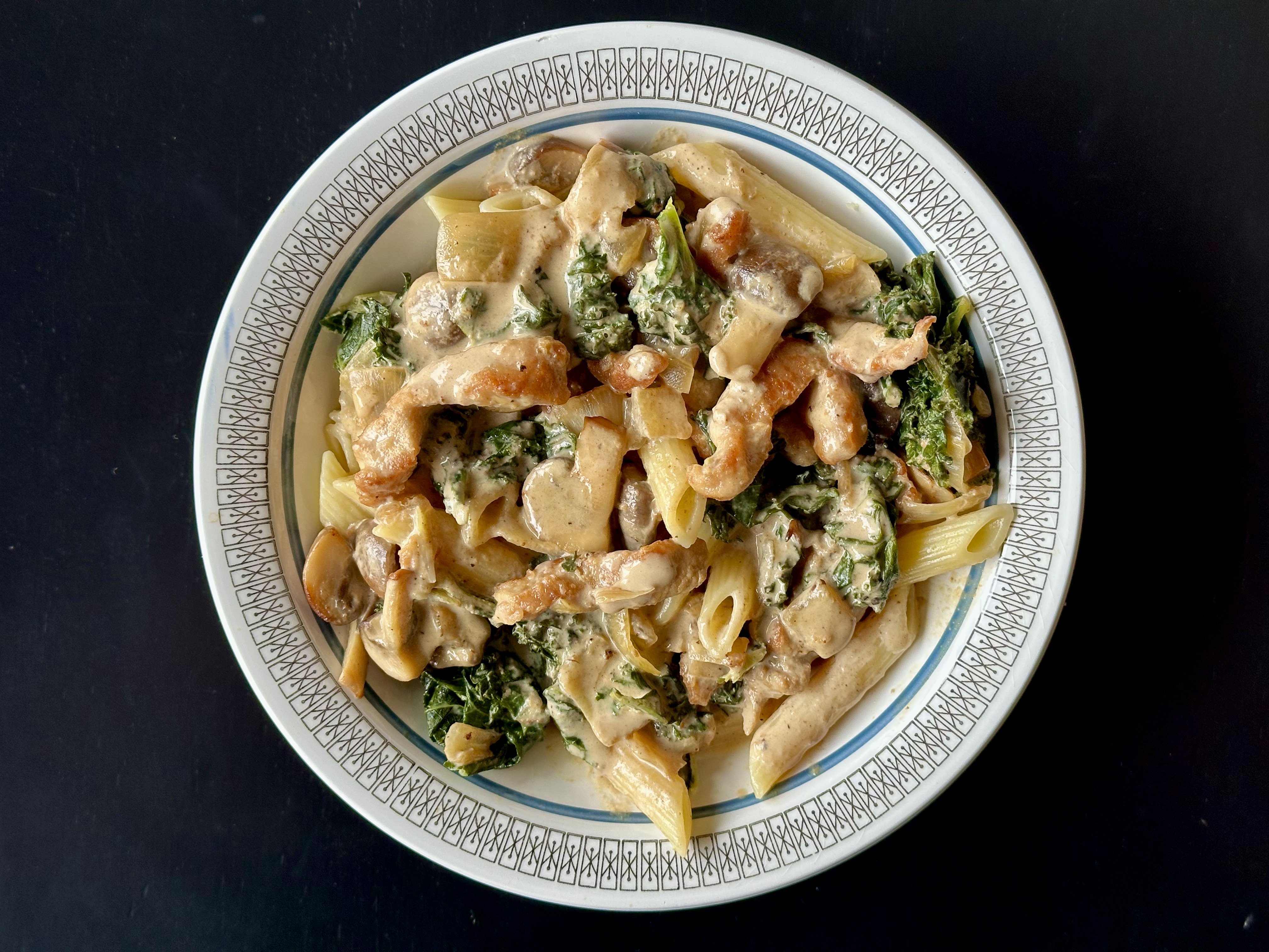 Sedani pasta med stegt gris og svampe i flødesovs