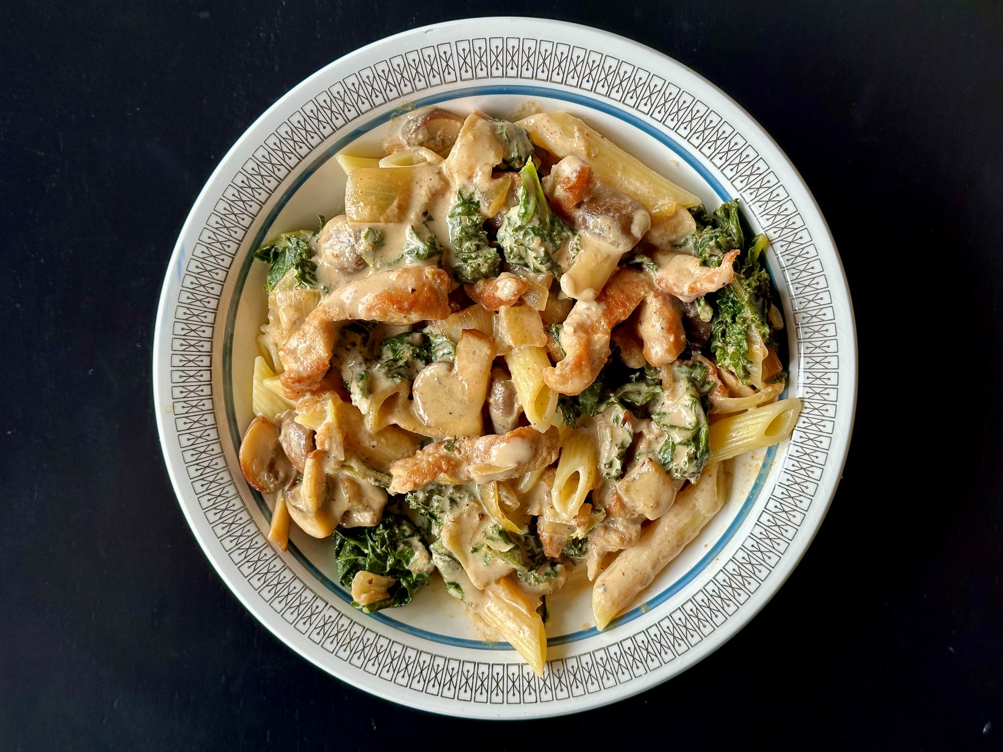 Sedani pasta med stegt gris og svampe i flødesovs