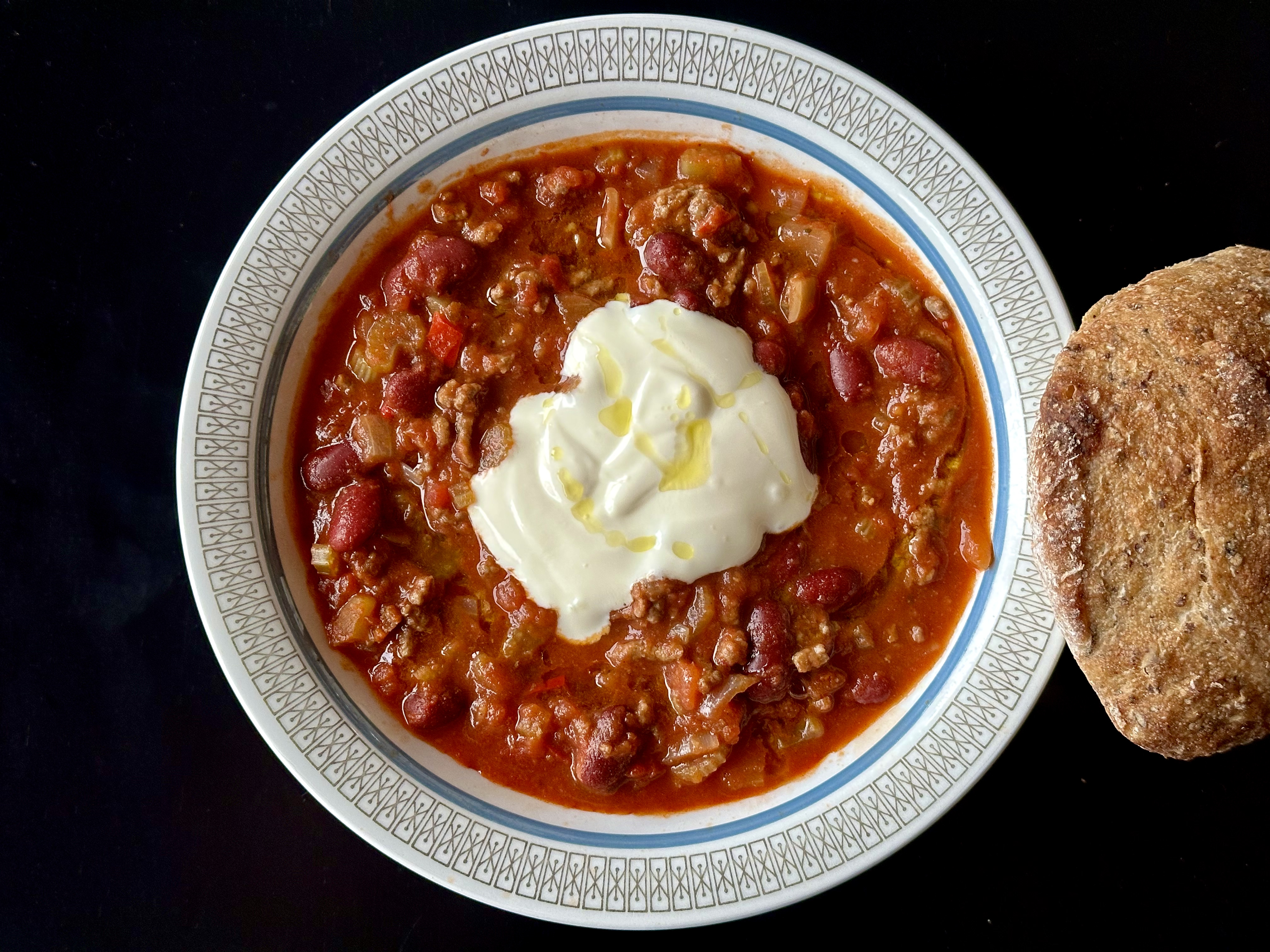 Chili con carne med brød og creme frisk