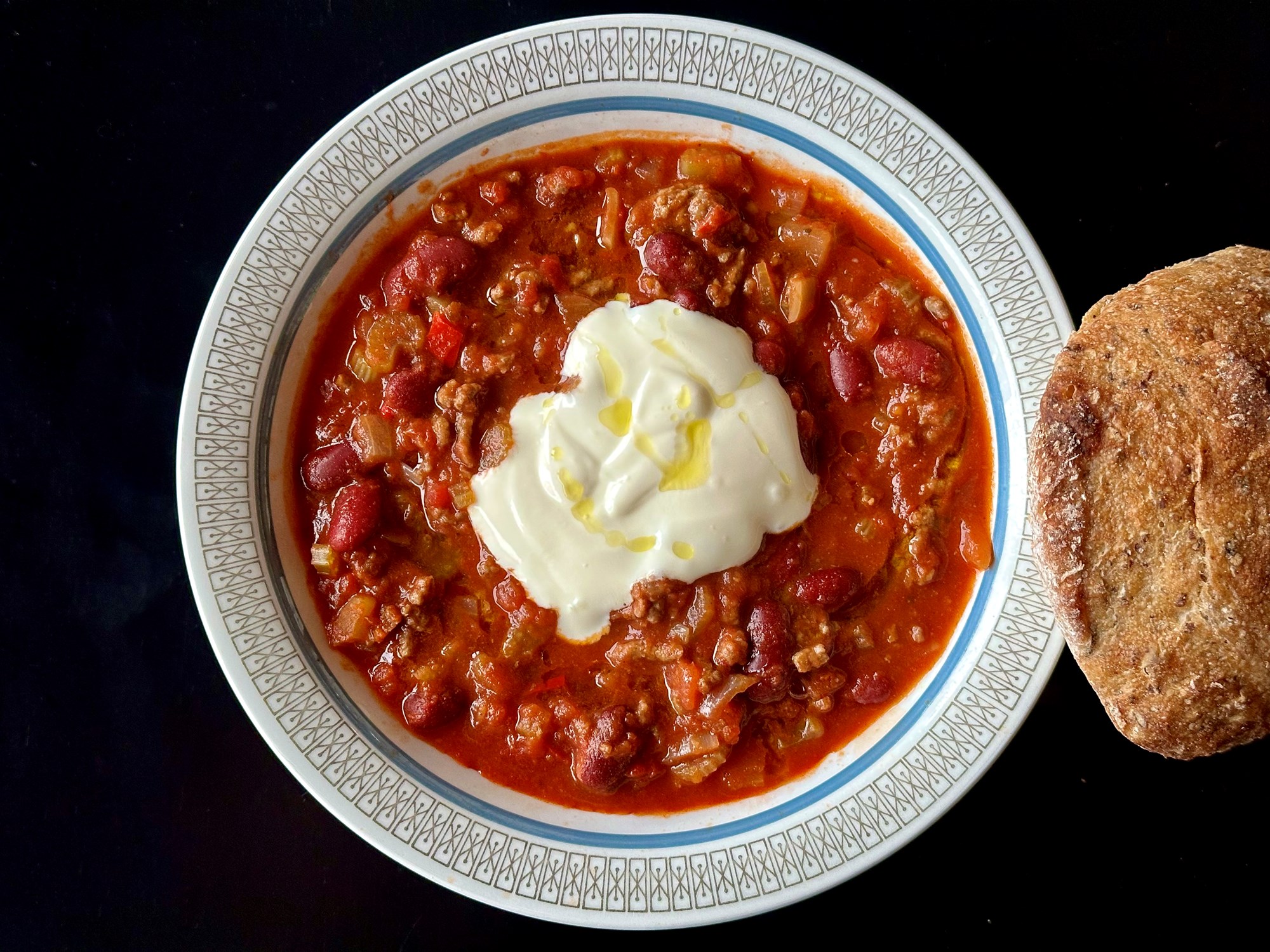 Chili con carne med brød og creme frisk