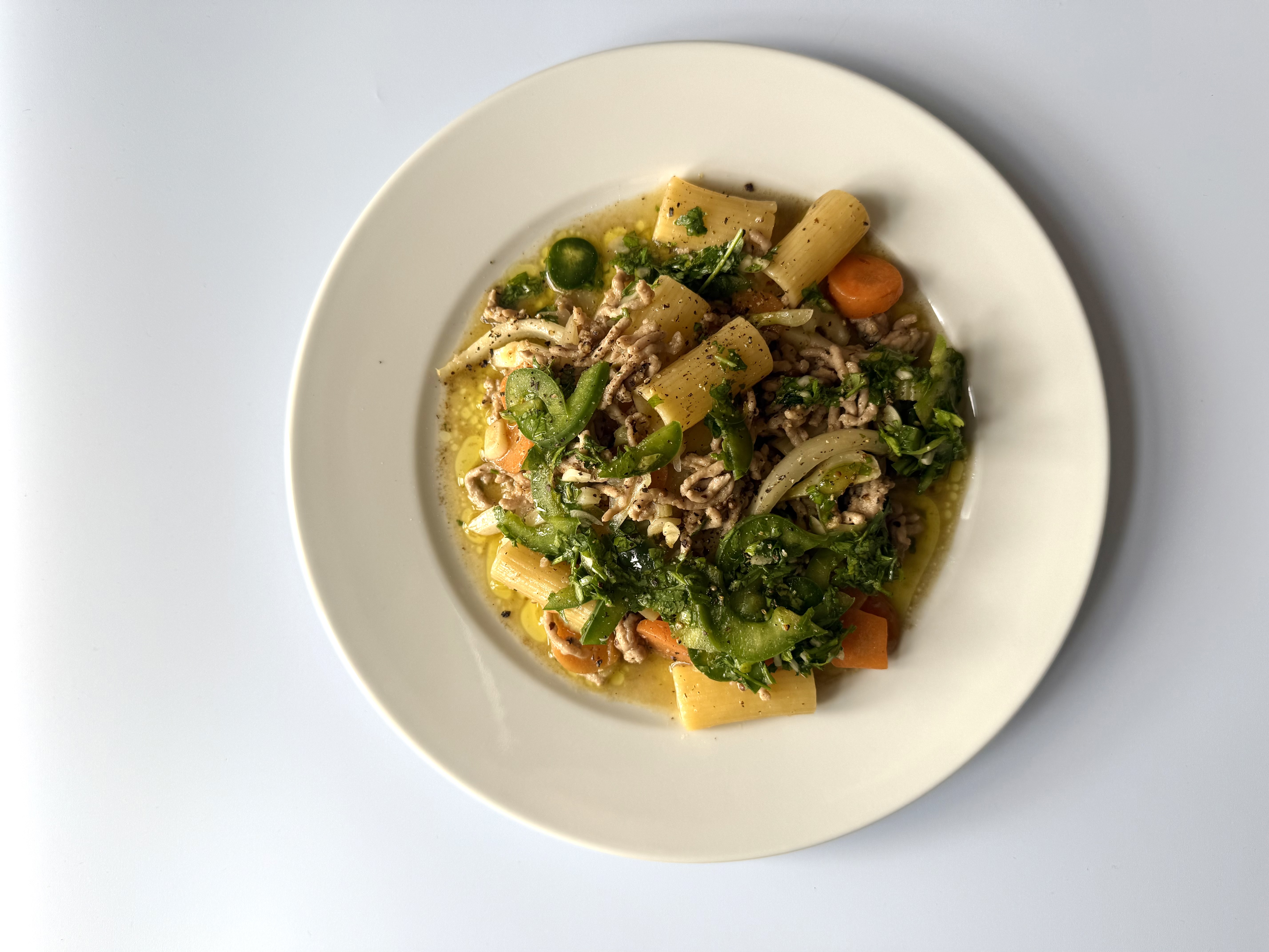 Rigatoni med stegt gris og salsa verde