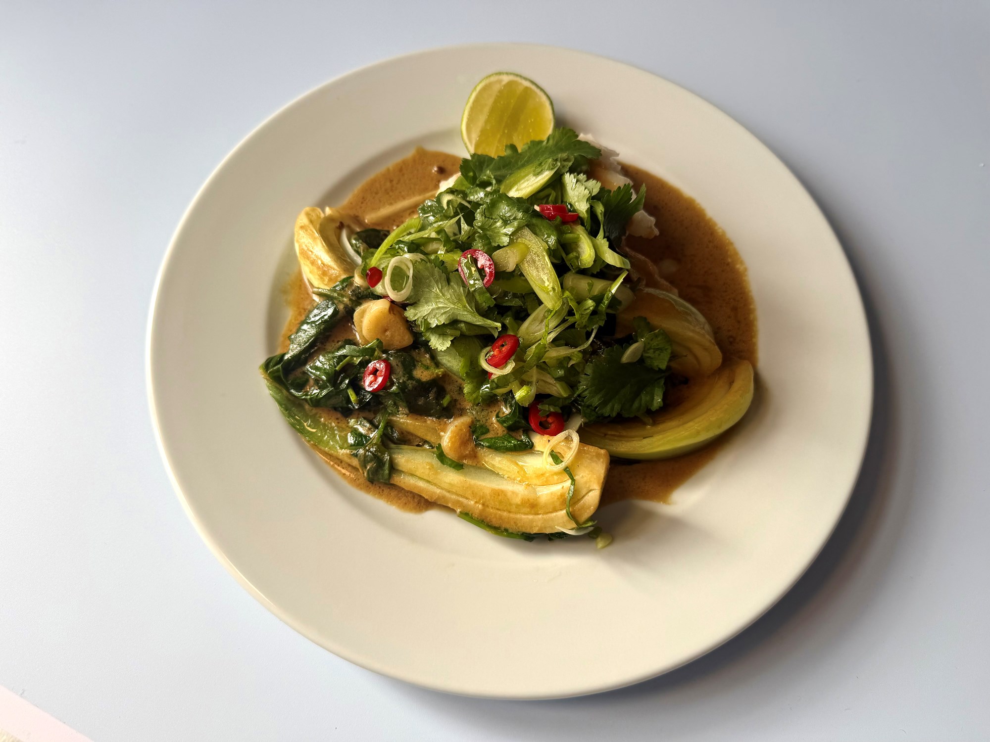 Bagt lange med grøn karry og pak choy salat