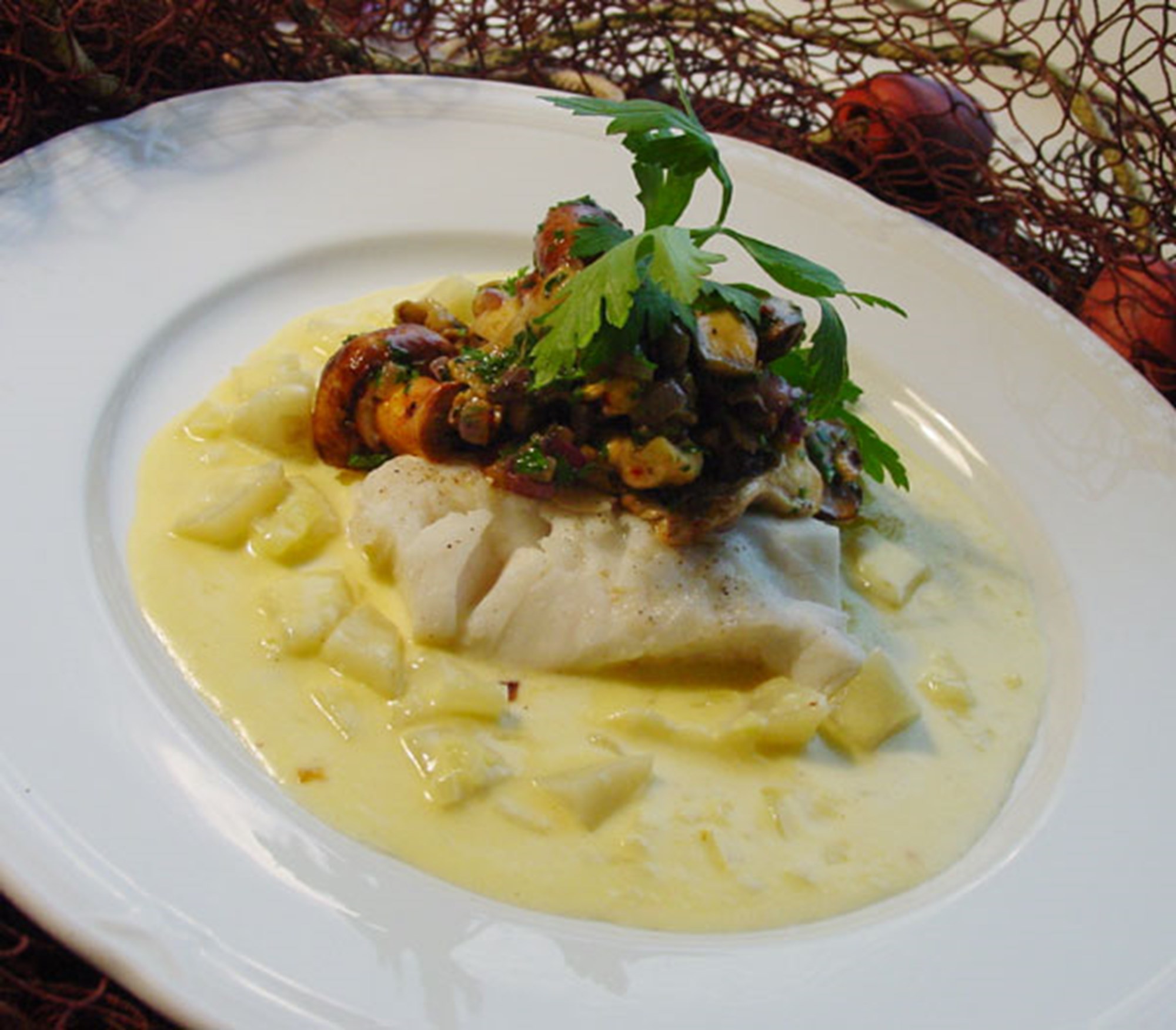 Dampet torsk på svampe/persillebund med jordskokkesauce