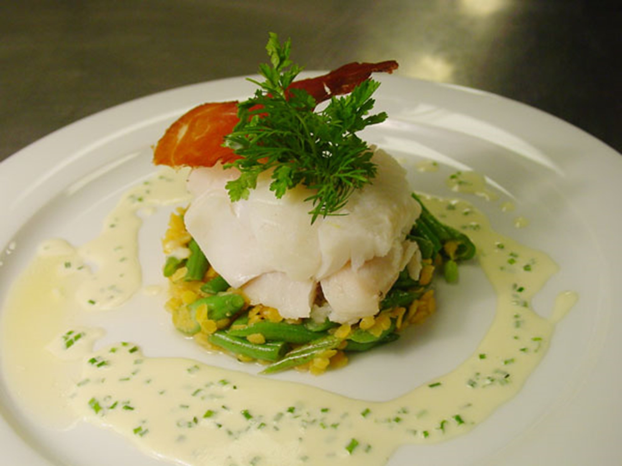 Dampet lyssej på bund af bønner og linser med purløgssauce