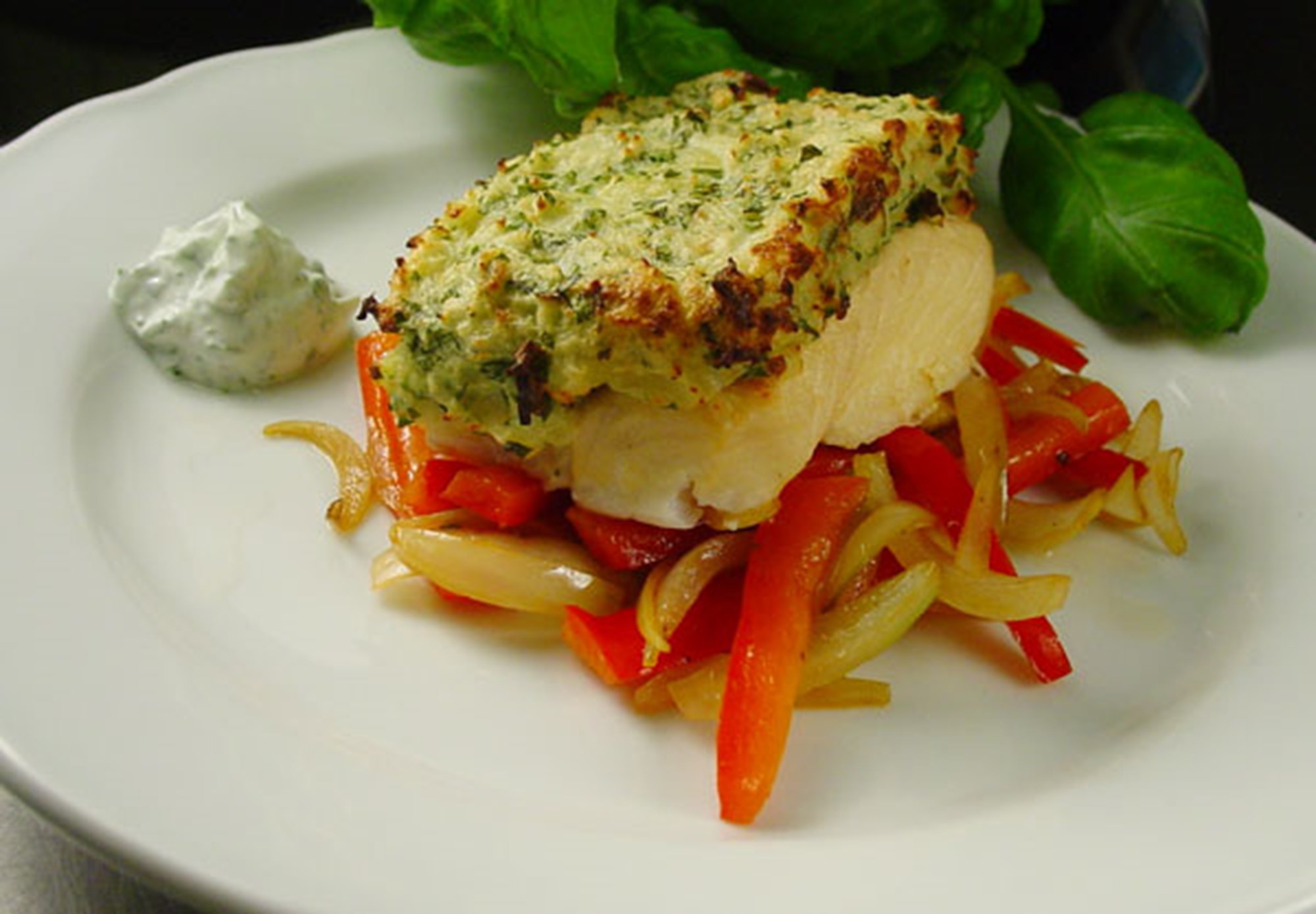 Bacalaotoppet lange med peberfrugt-løgsauté og basilikumcreme