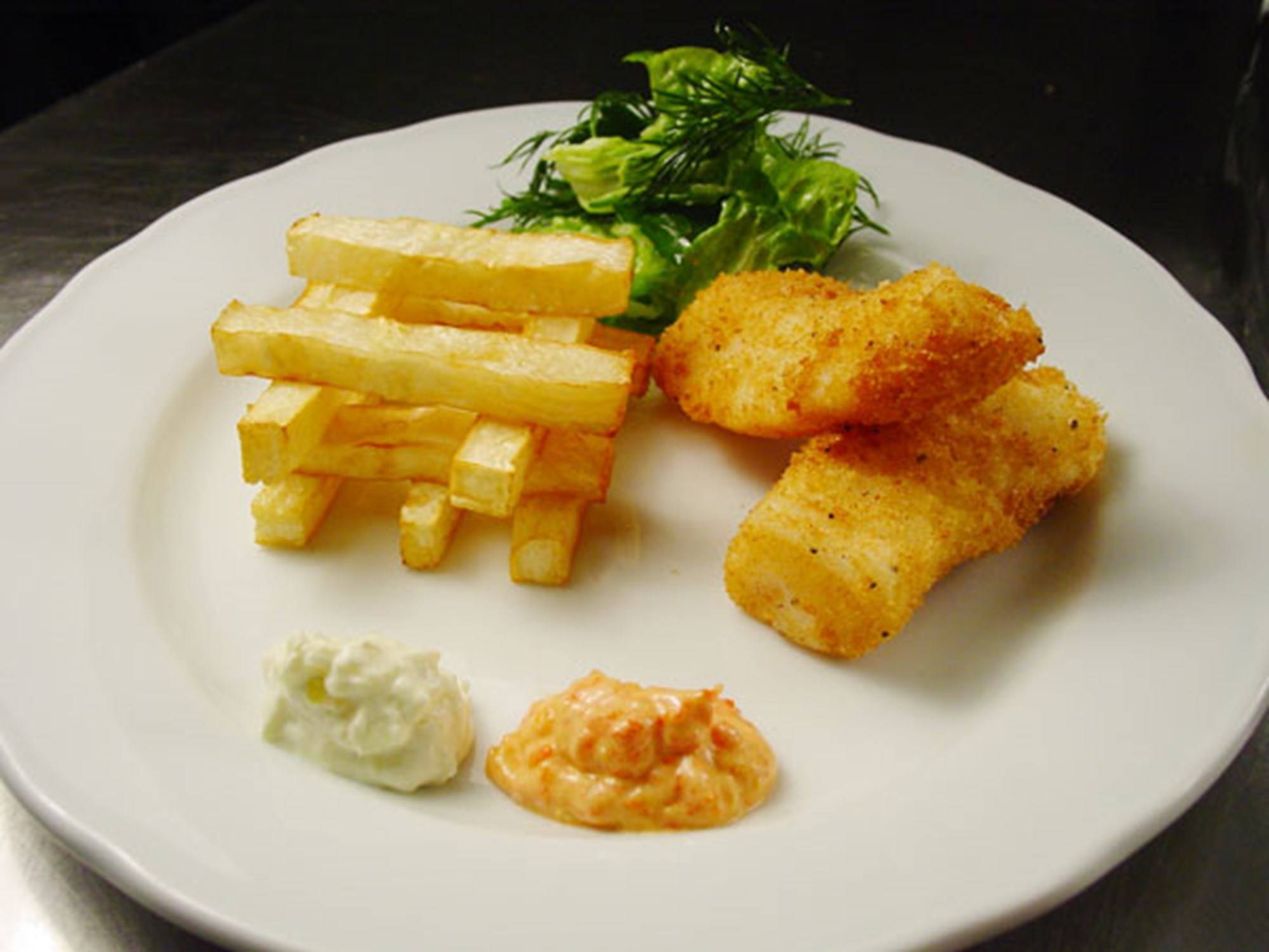 Torskefilet a la fish ’n’ chips med sellerifritter, agurkeremoulade og ketchupcreme