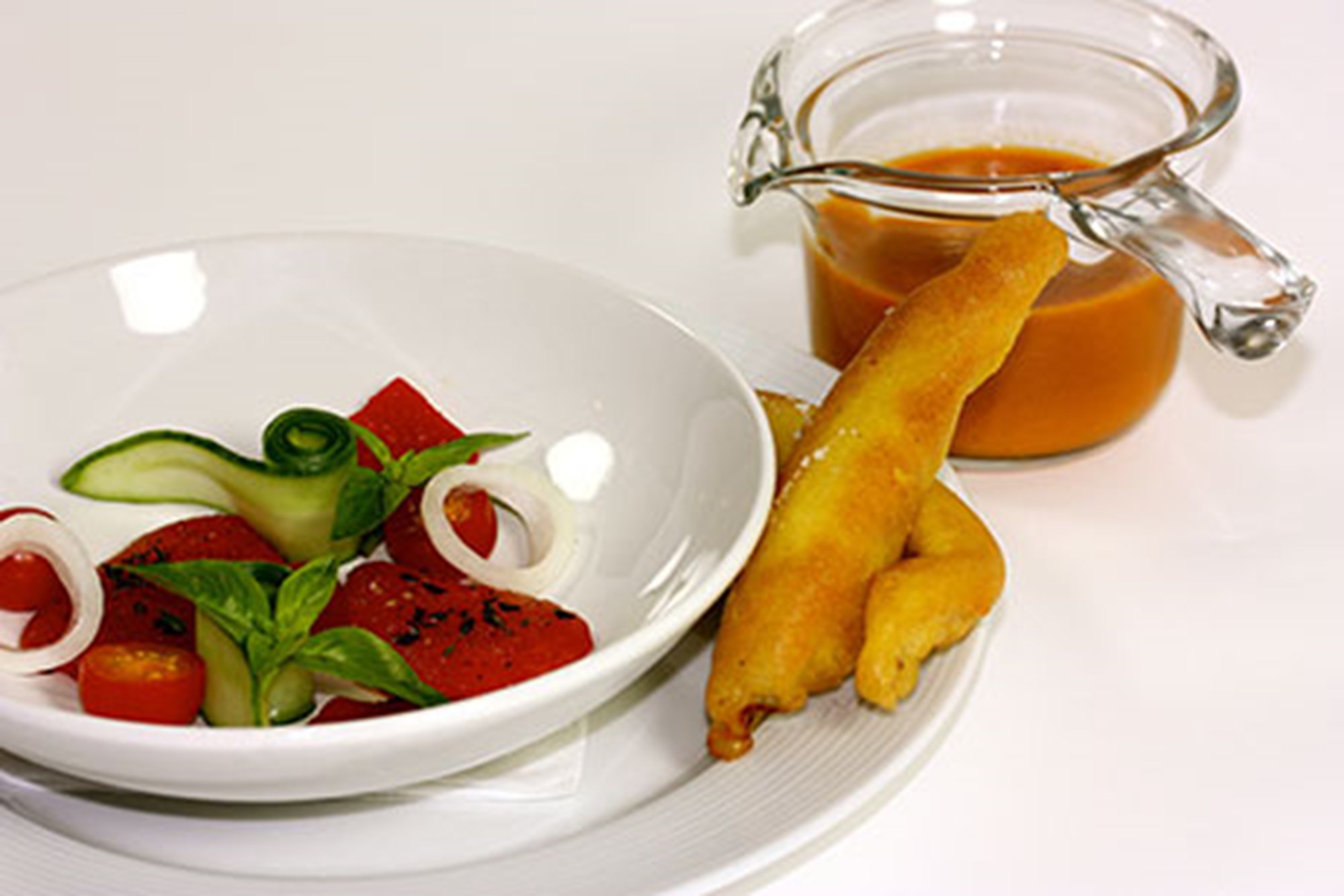 Gazpacho med friteret rødspætte, bagt peber og tomatconfit