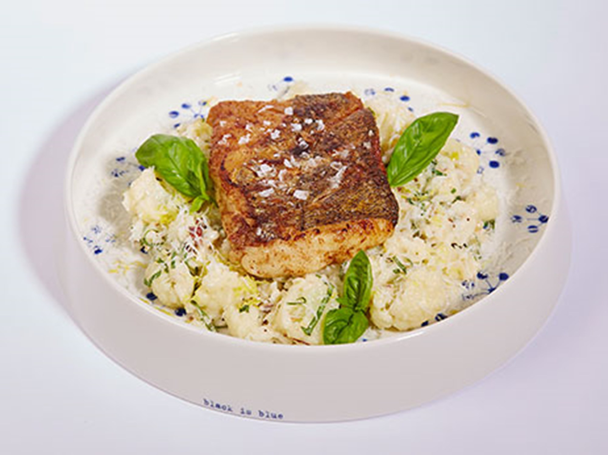 Skindstegt kulmule med blomkåls-risotto, salte mandler og pecorino romano