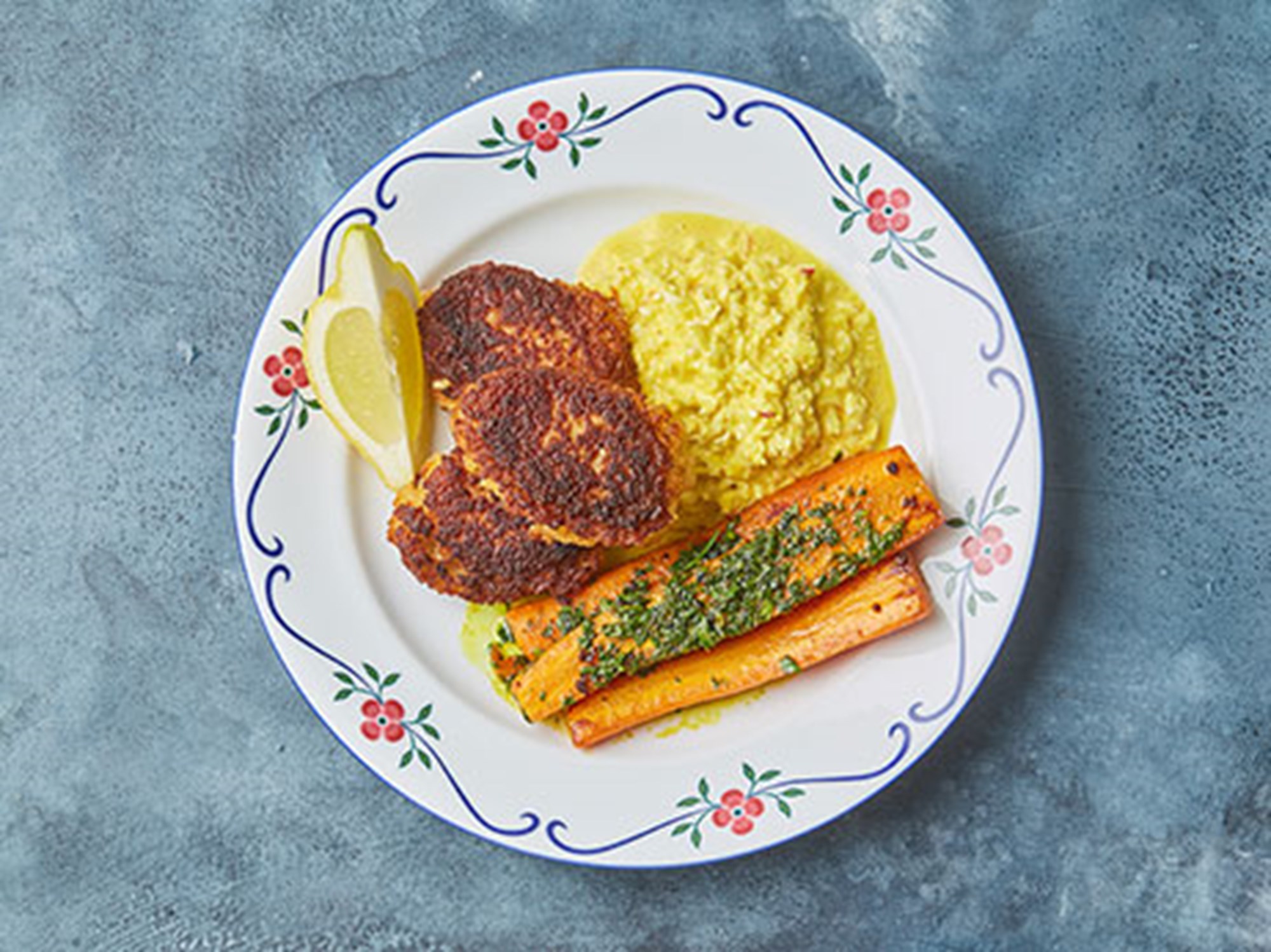 Fiskedeller med blomkålsremoulade dertil salat af kartofler og grillede gulerødder med kørvel-gurkemeje vinaigrette