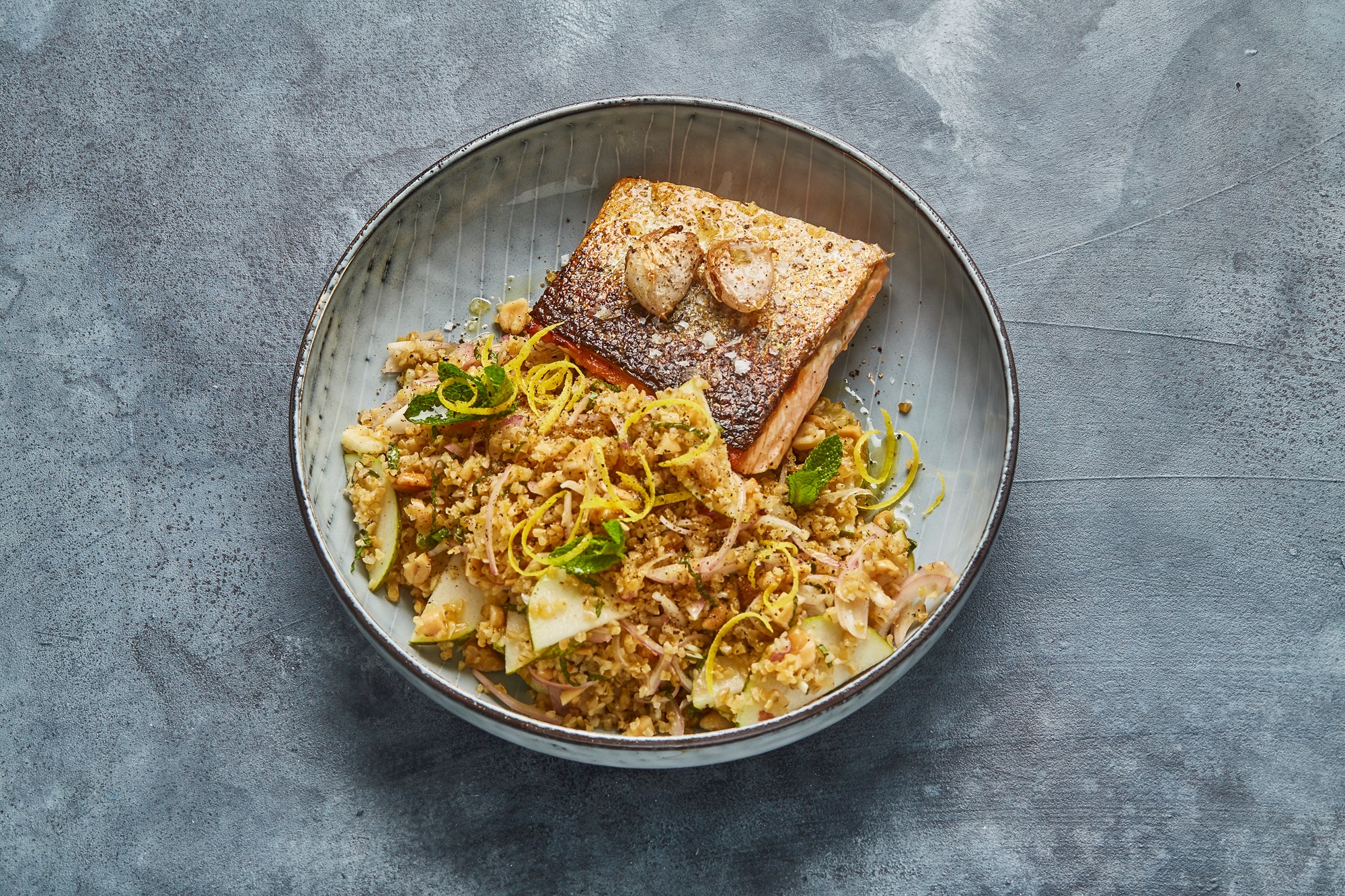 Skindstegt filet af laks med pære og mynte-tabbouleh med ristede hasselnødder