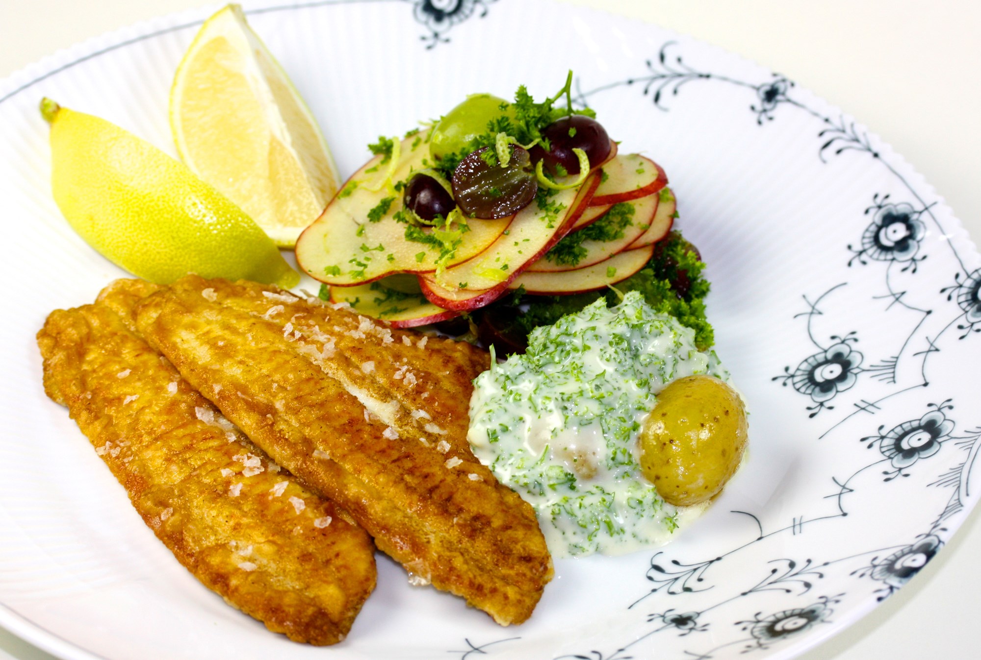 Fiskefilet med persillesovs og sprød frugtsalat