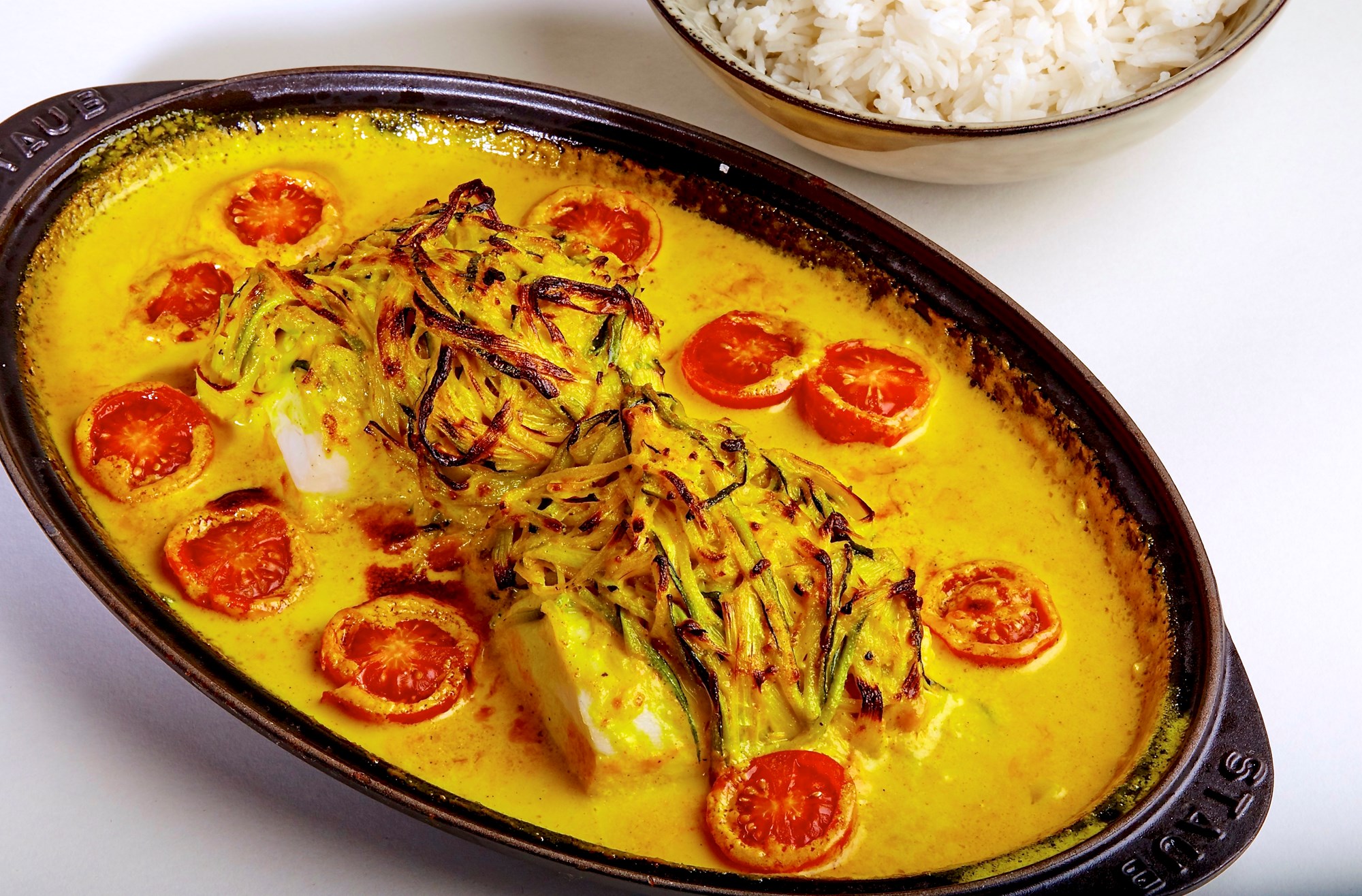 Gratineret mørksej loins med porrer og courgetter i karry-parmesanfløde