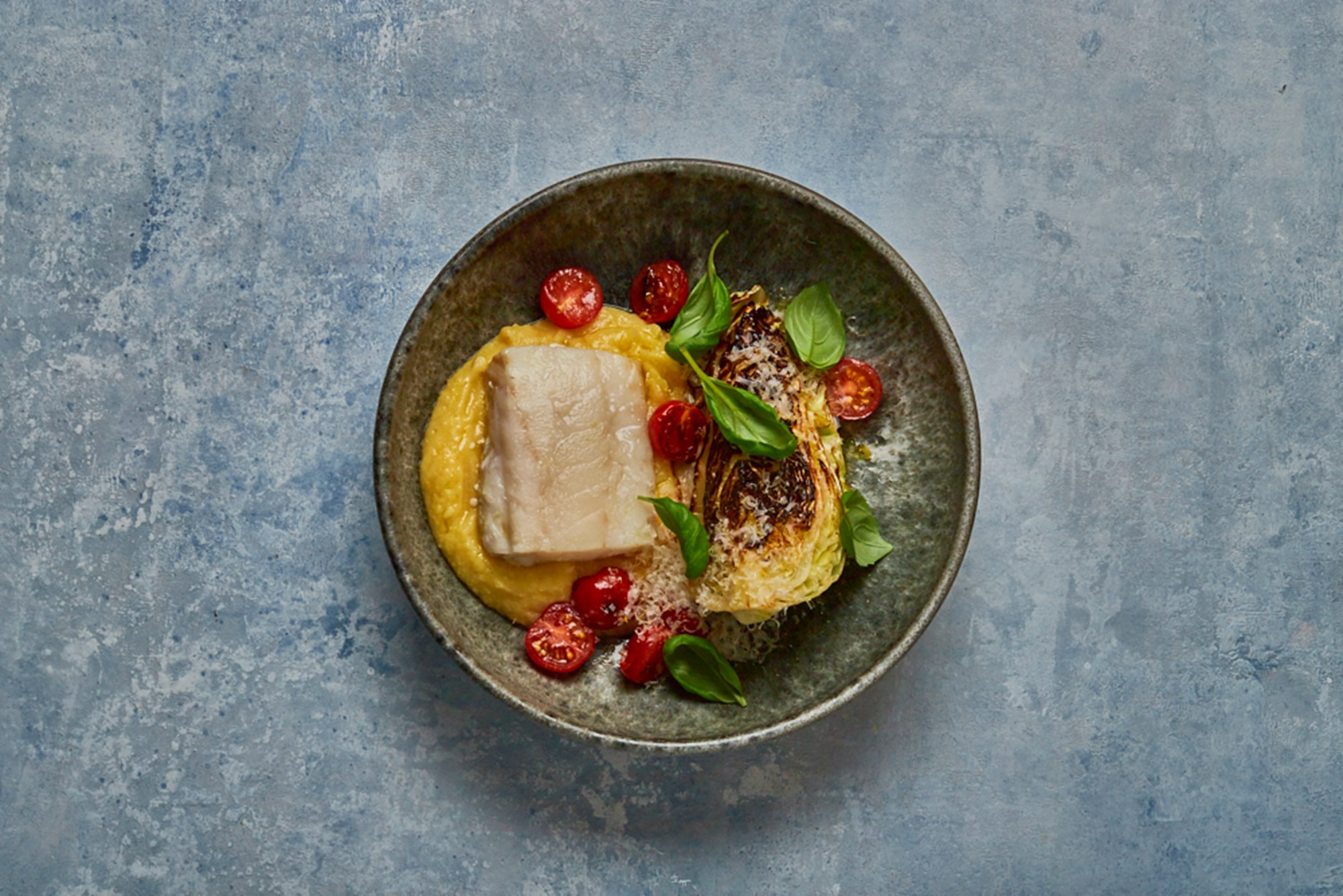 Stegt spidskål på cremet polenta med små tomater og bagt lyssej