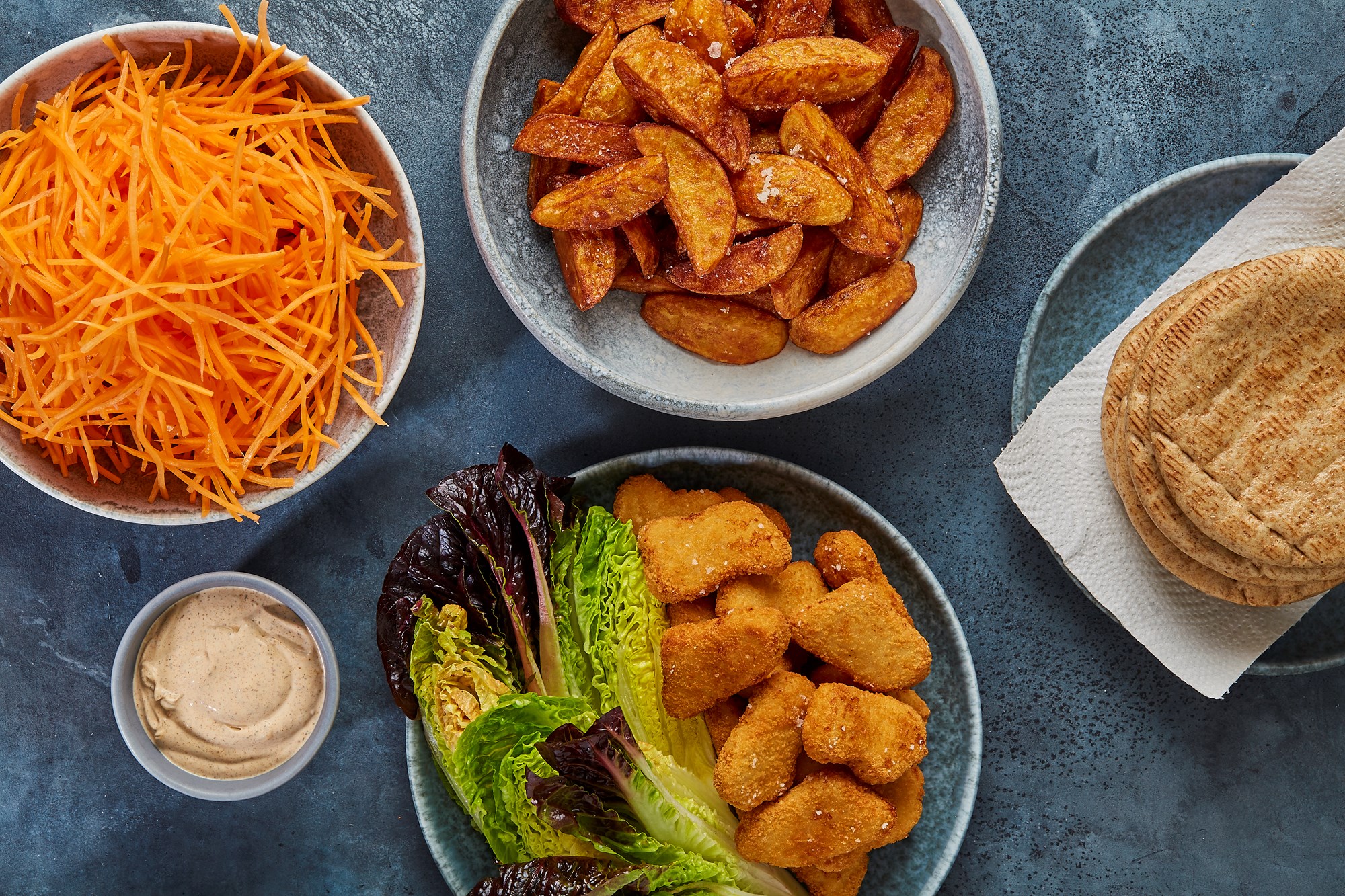 Pita med fish nuggets, chipotlesauce og sprødstegte kartofler