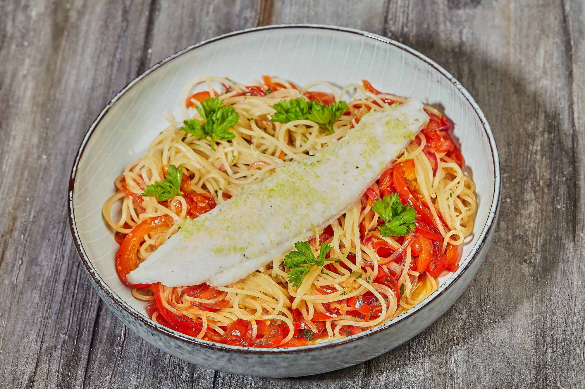 Gratineret skærising med spaghetti, peberfrugtrelish og semi-dried tomater