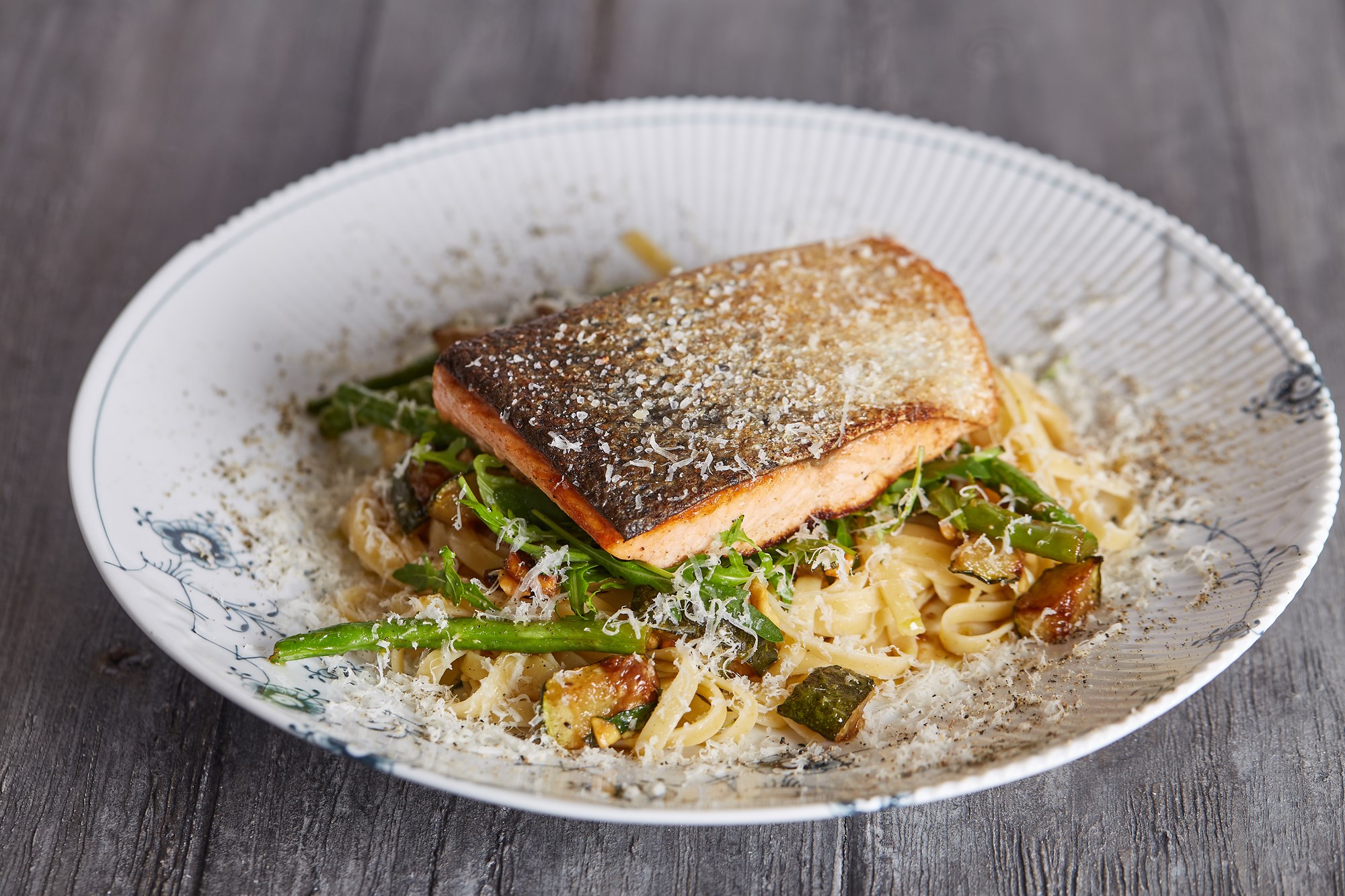 Stegt kulmule med skind med spaghetti, grønne bønner, courgette, rucola og stegte hvidløg