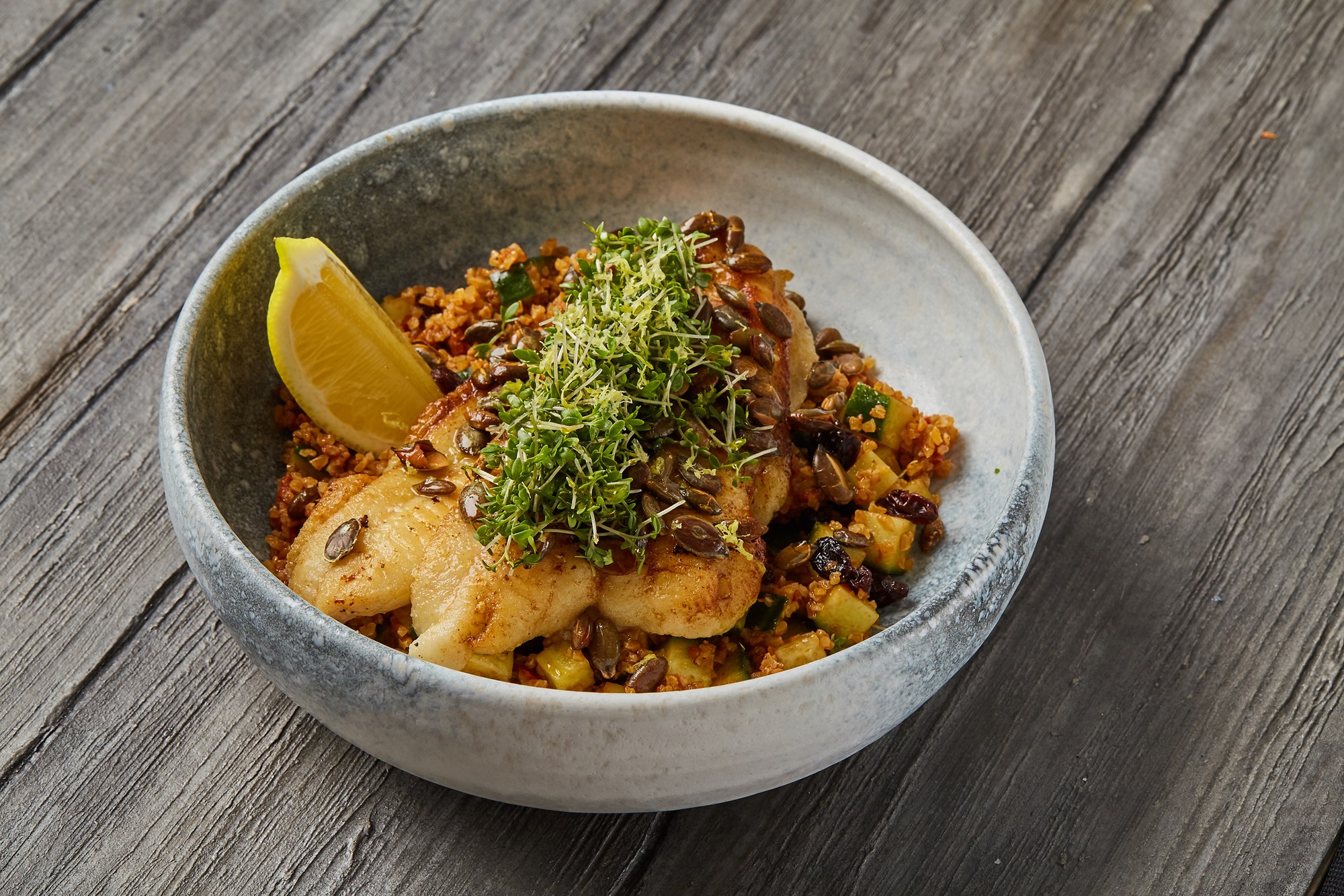 Stegte rødspættefileter med quinoa-tabouleh, græskarkerner og karse