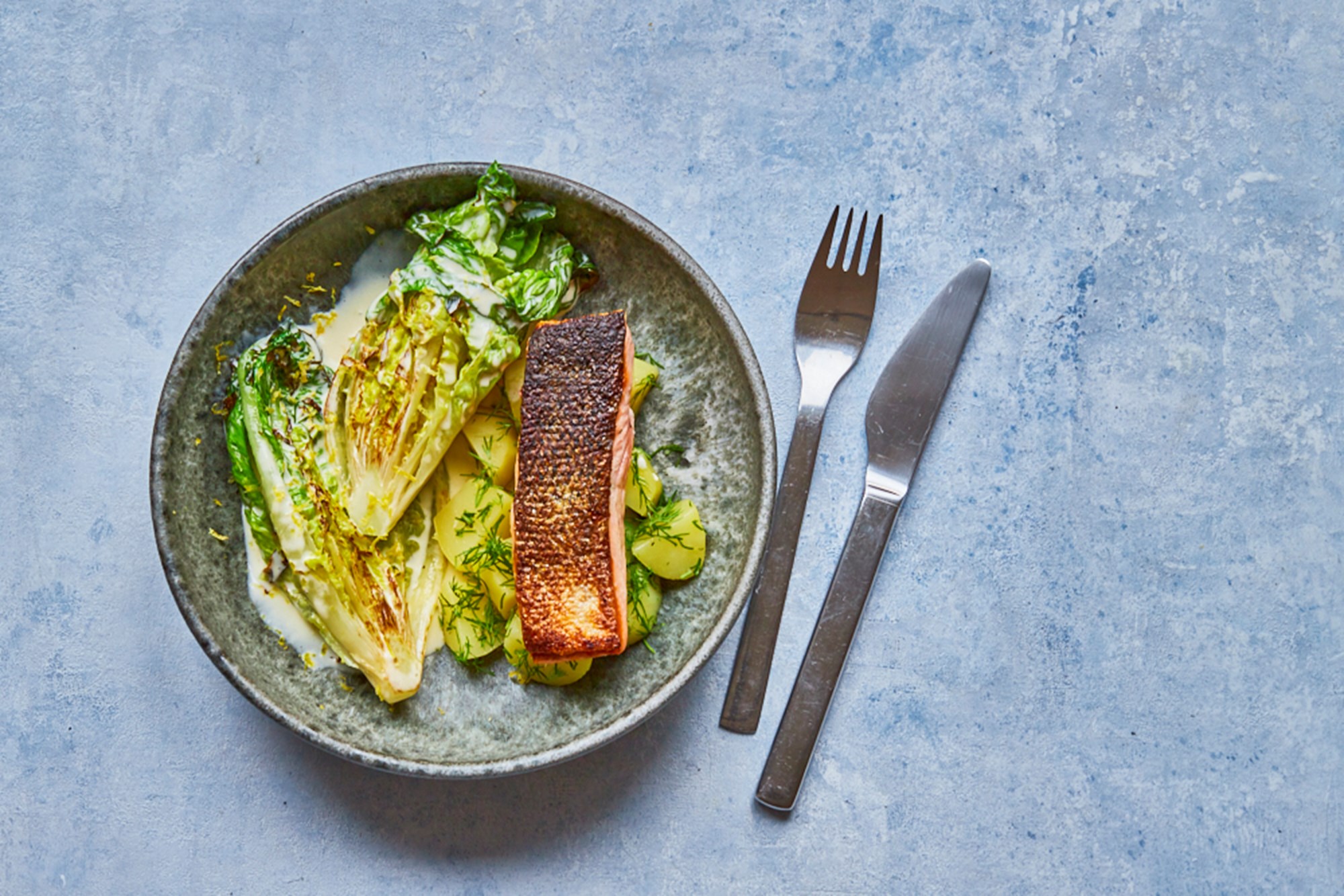 Stegt laks med dildkartofler og citronstuvet salat