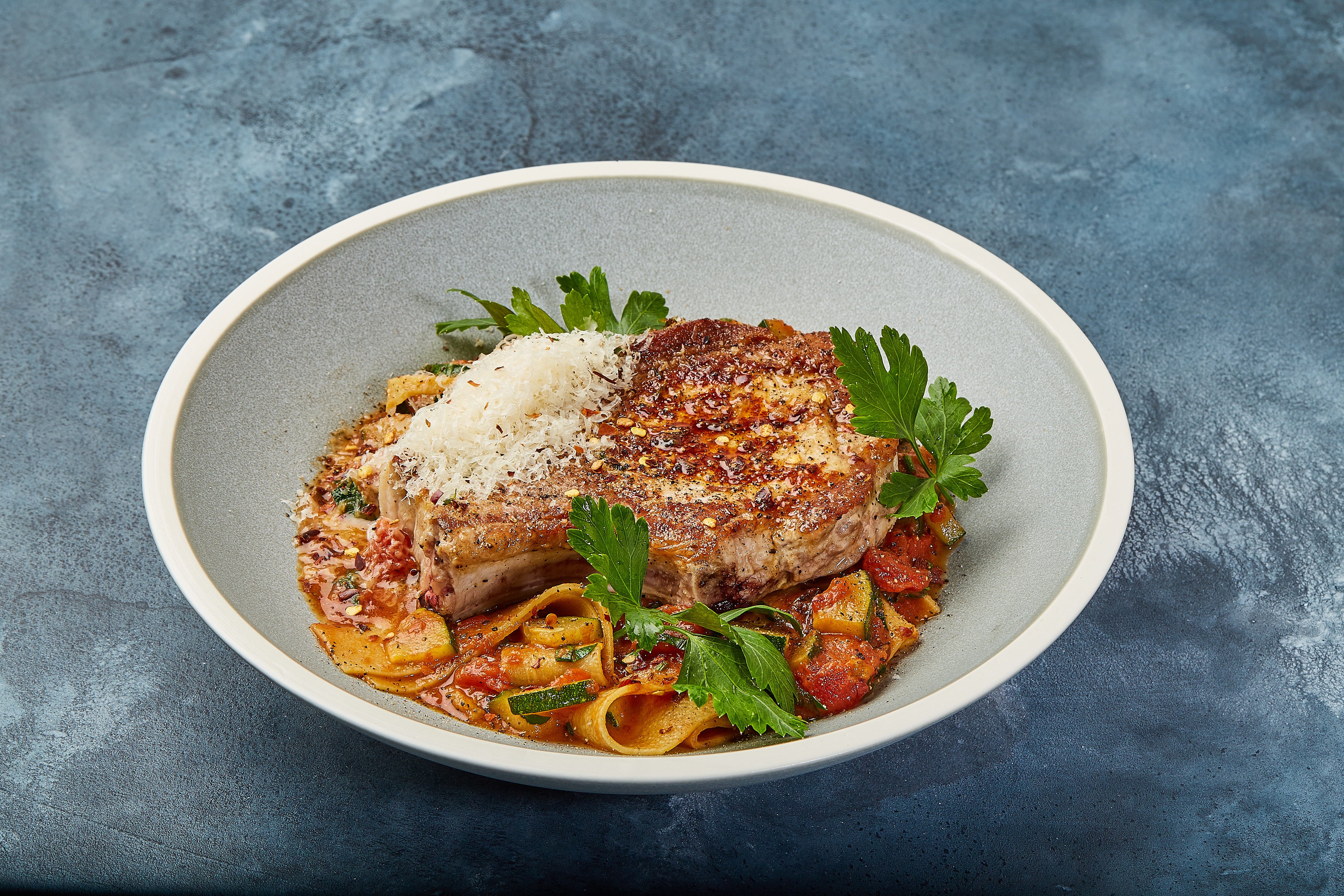 ELITE Team Danmark Pappardelle alla arrabbiata med kotelet og chilistegte zucchini