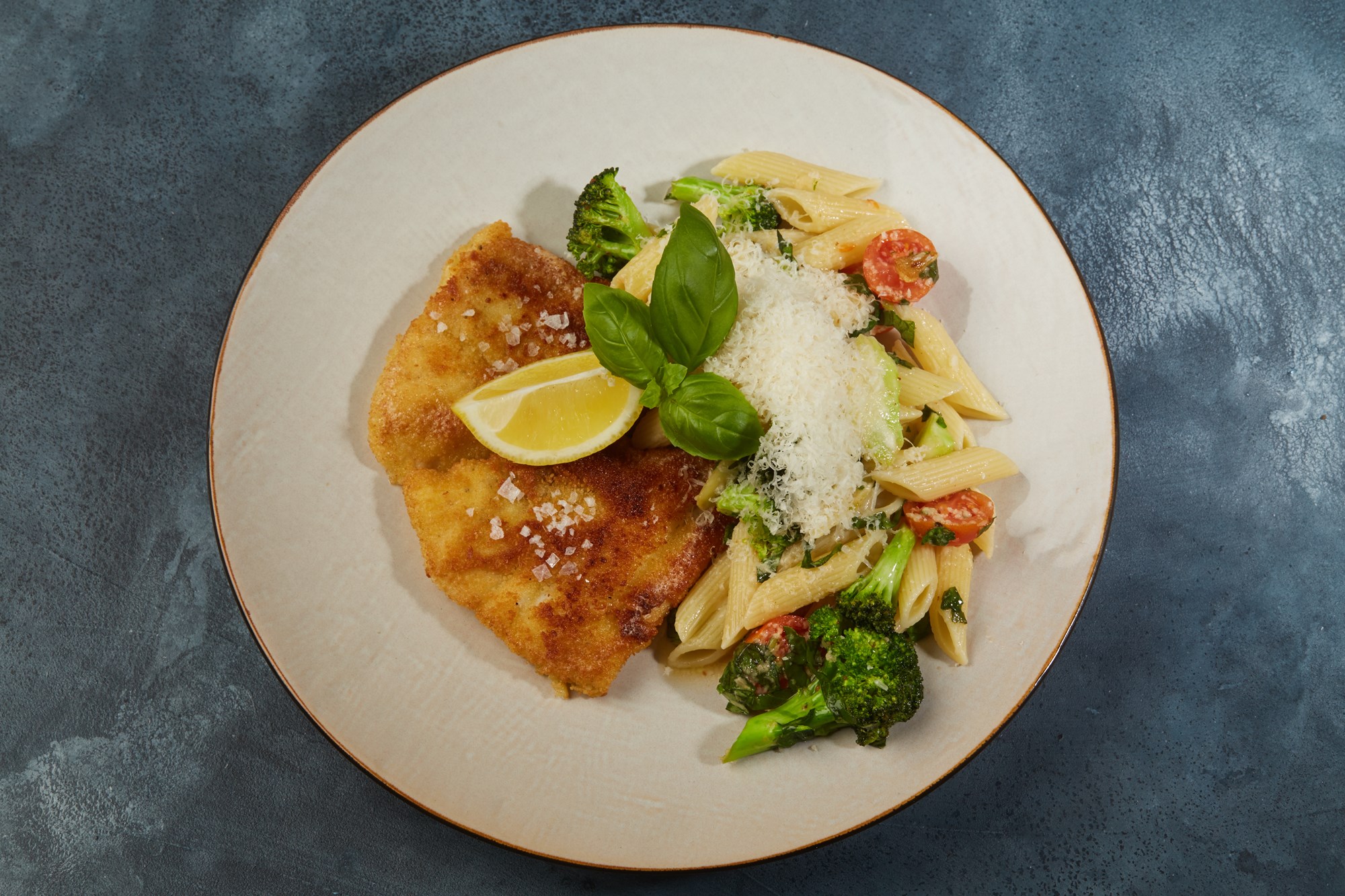 Rødspættefilet Milanese med penne, broccoli og tomat