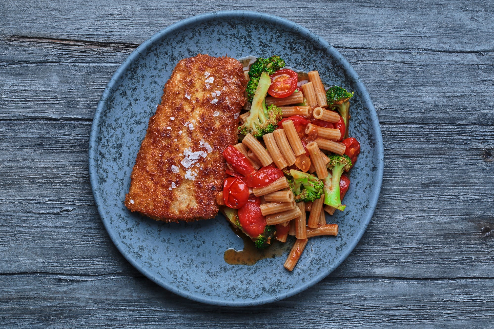 Kuller alla Milanese med pasta sedani, spidskål og tomatsauce