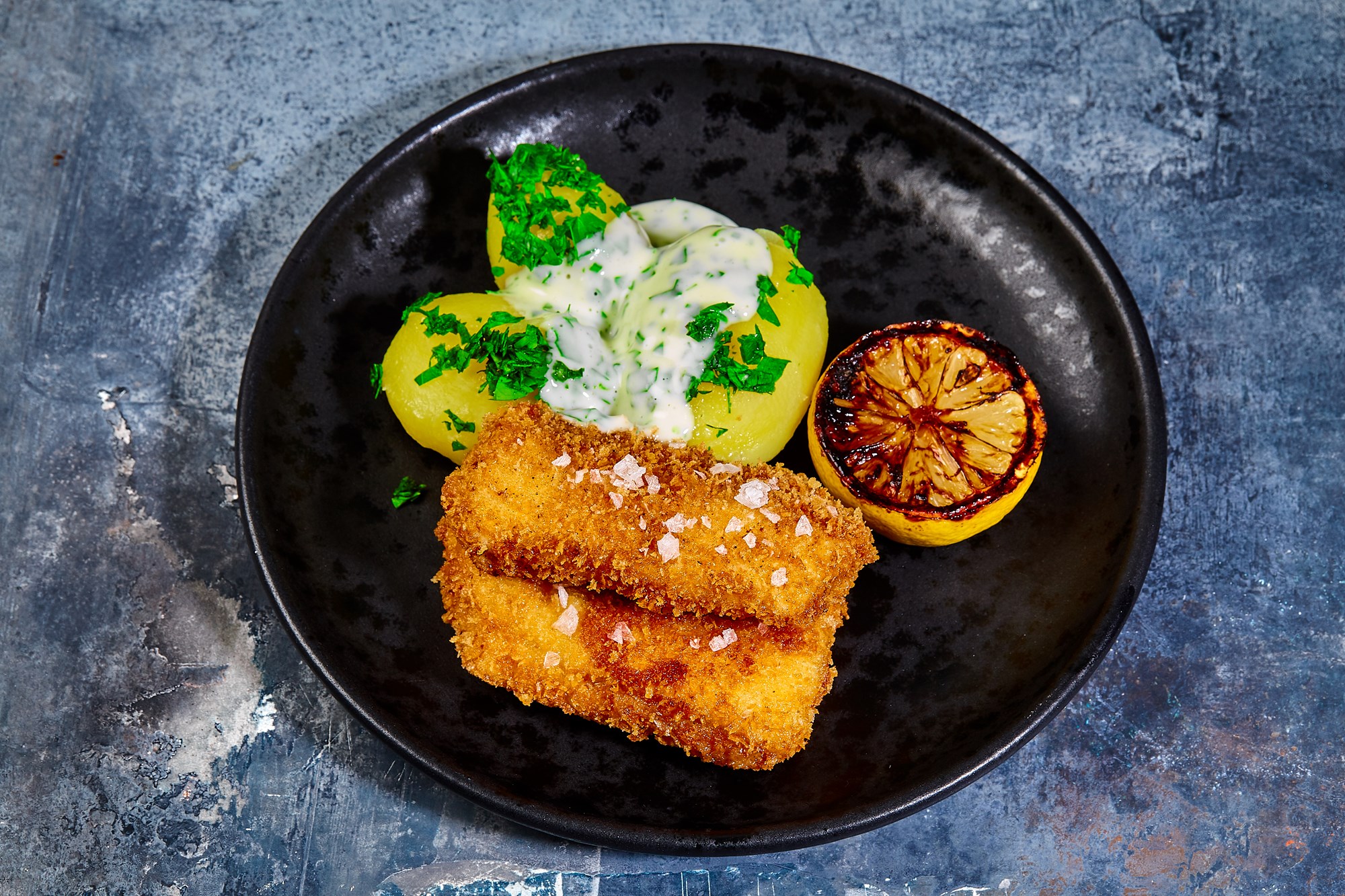 Klassiske sprødstegte rødspættefileter med persillesovs & karamelliseret citron