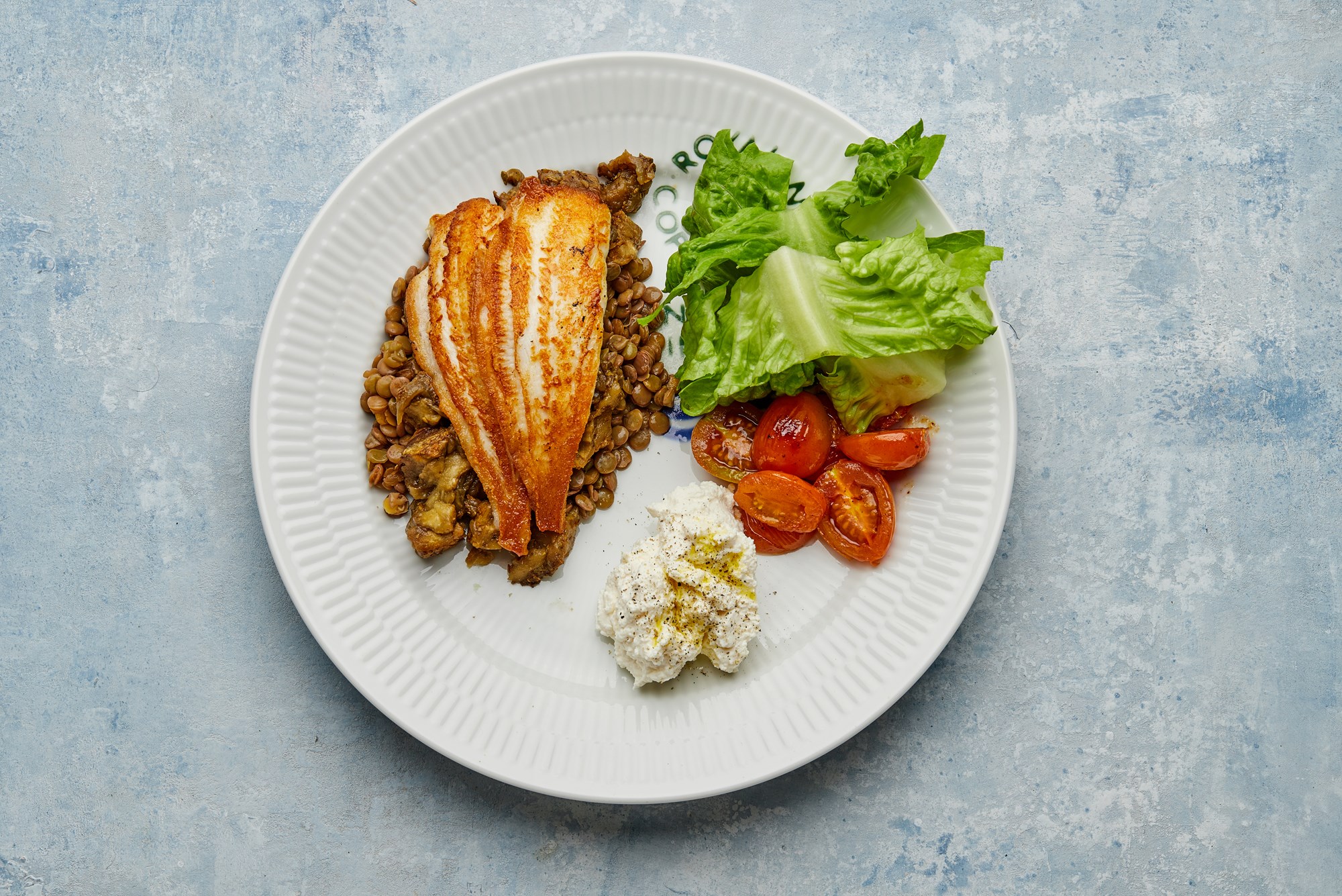 Stegt ising/skærisingfilet med krydret aubergine, tomat og grønne linser