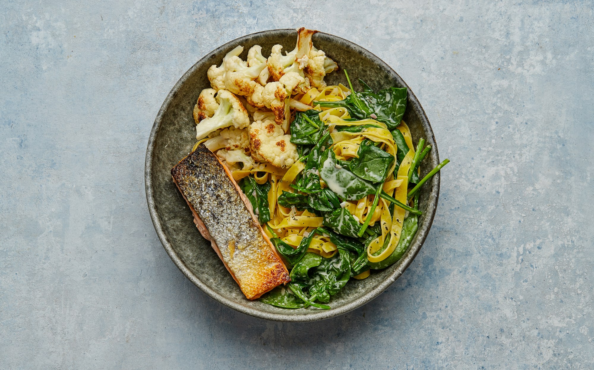 Stegt laks på cremet pasta med spinat og stegt blomkål