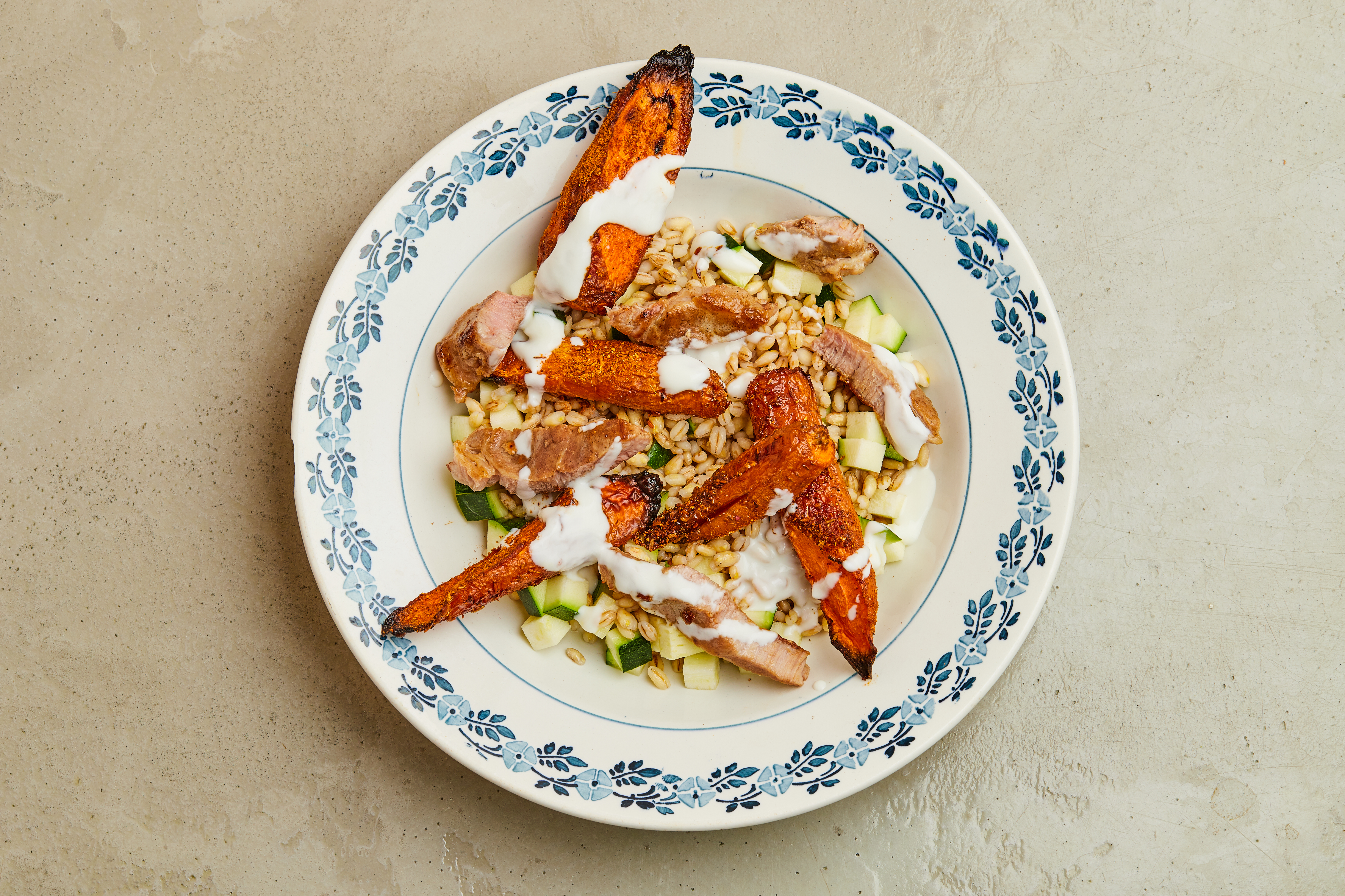 ELITE Team DK Krydrede gulerødder med baharat, mør gris og perlebyg