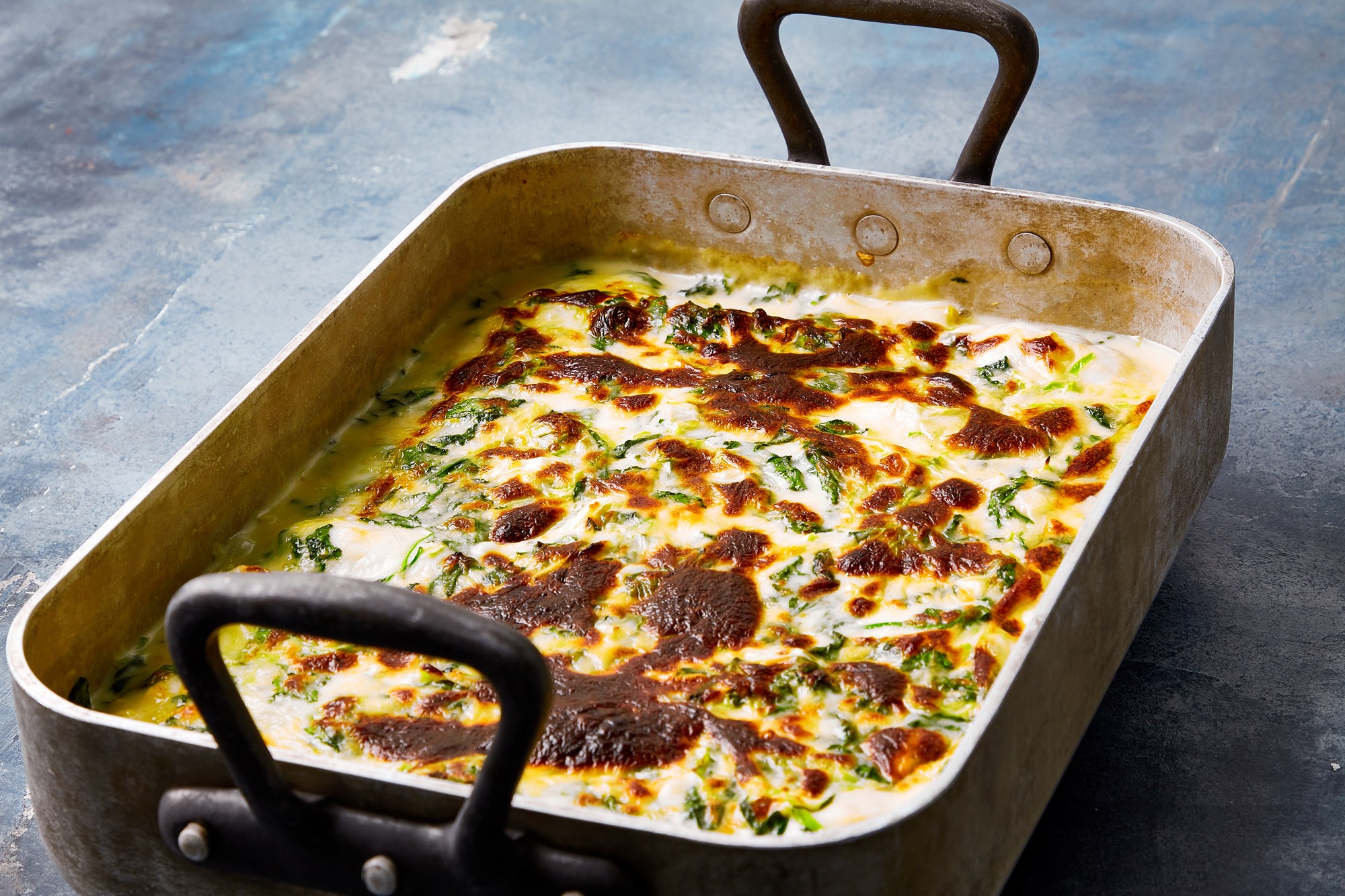 Gratineret mørksej "florentine" med spinat og spidskål