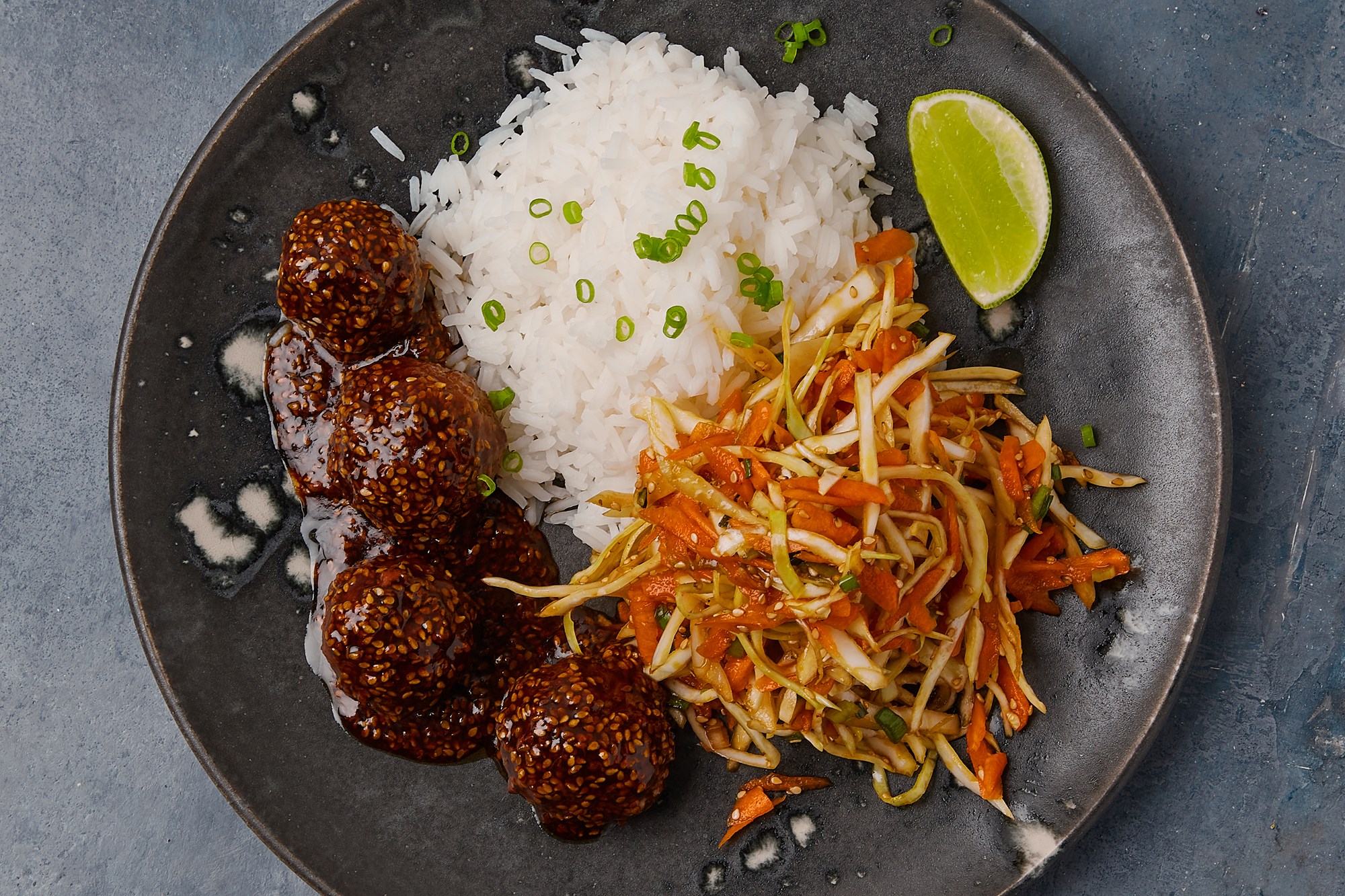 Team Danmark BBQ glaserede kødboller med sesam, ingefær og kålsalat