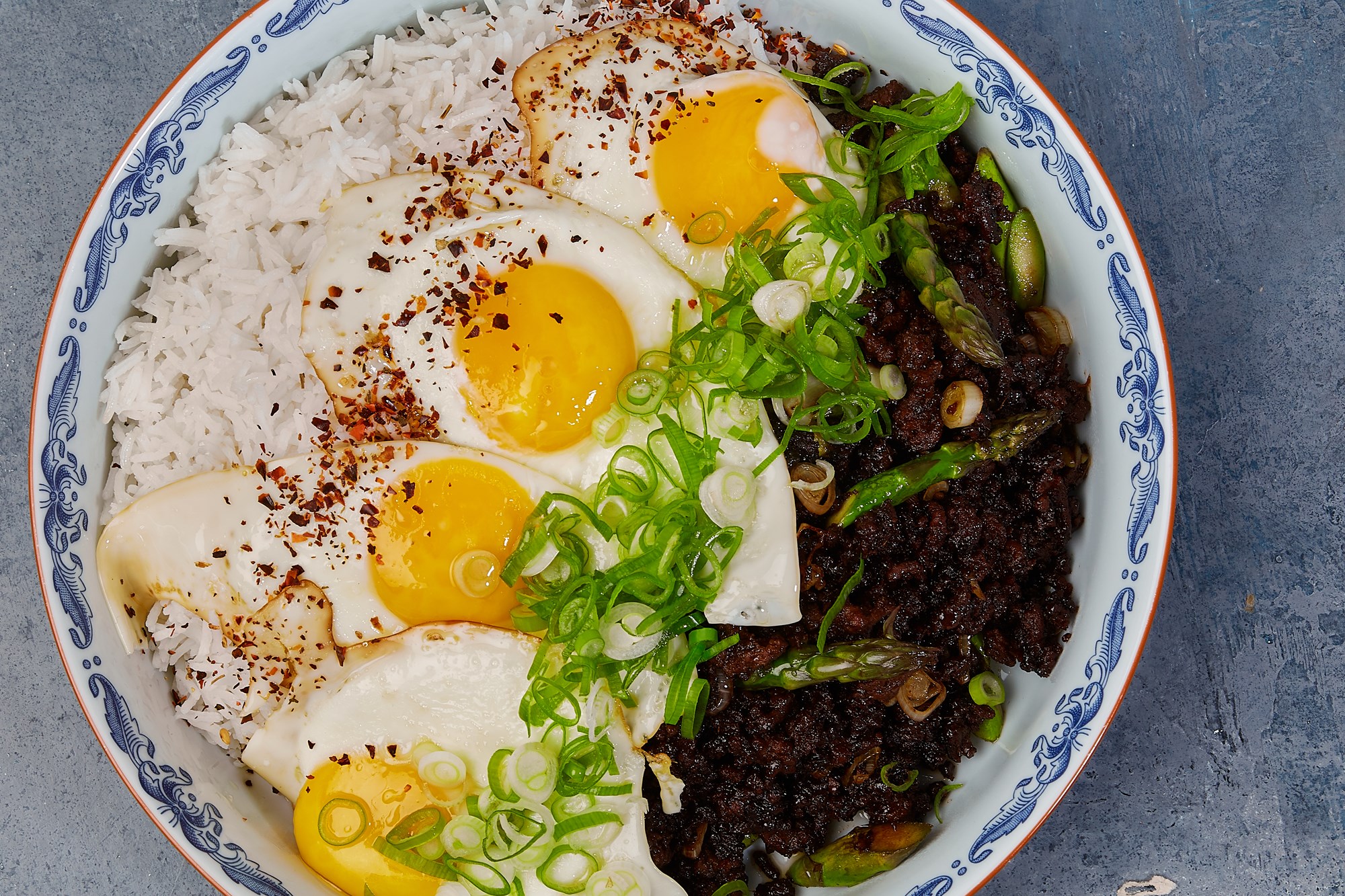 Koreansk Bibimbap på okse med stegte æg, forårsløg & grønne asparges