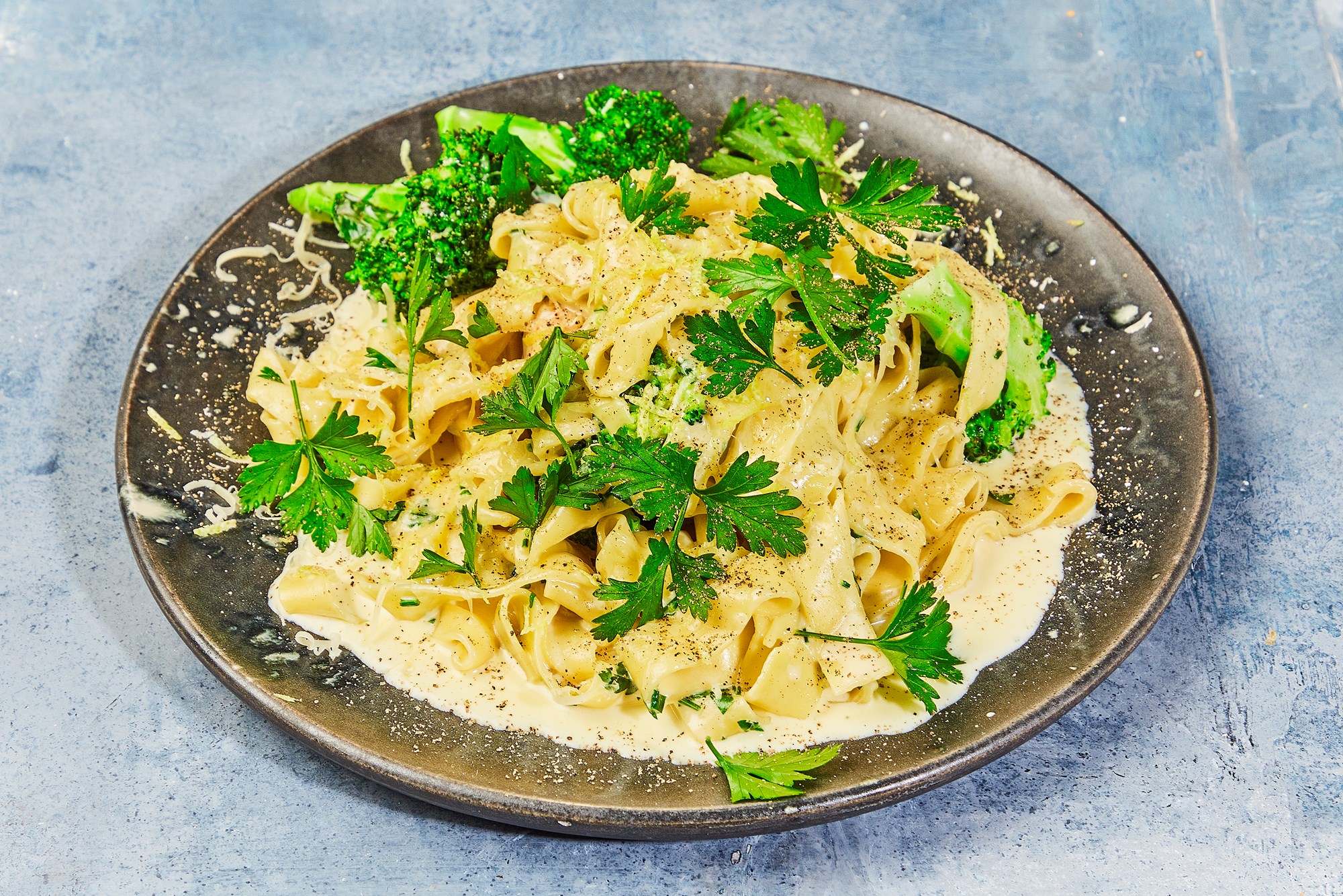 Cremet pasta med broccoli og ovnbagt kuller